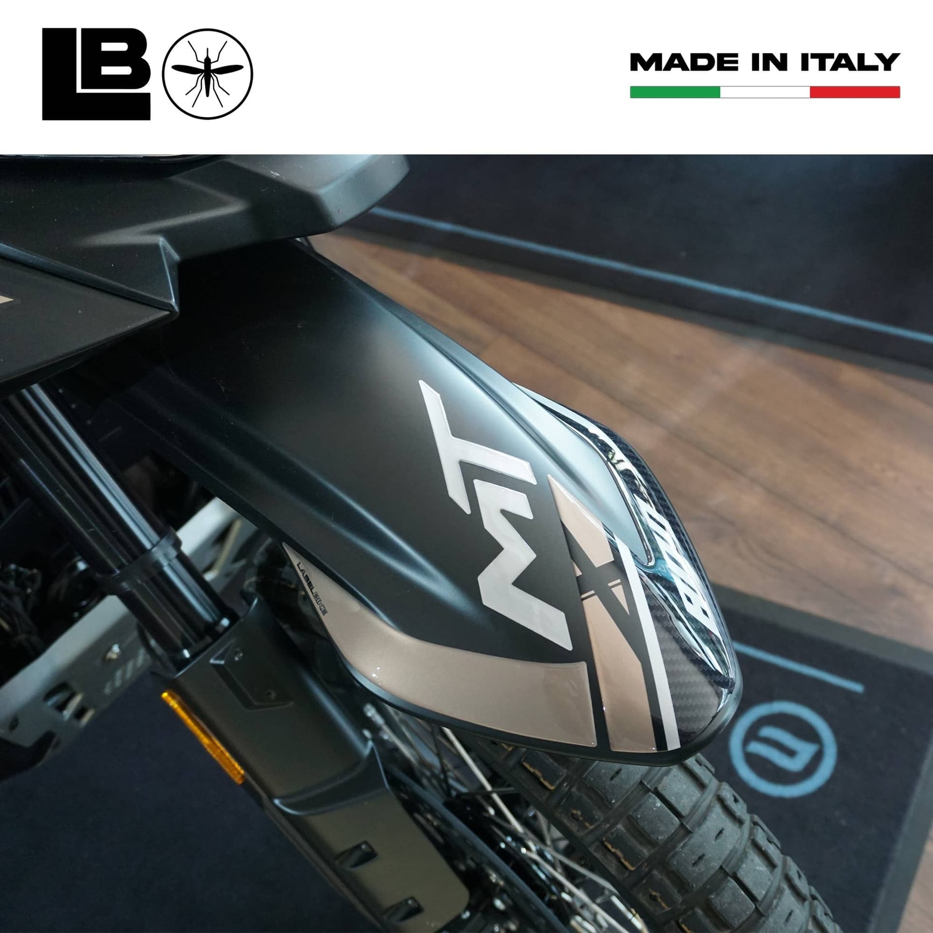 Adesivo 3D Protezione Parafango moto compatibile con Cf Moto 800 MT-X 2025 in Decalcomanie adesivi e magneti LabelBike - Bibbiano, commercioVirtuoso.it