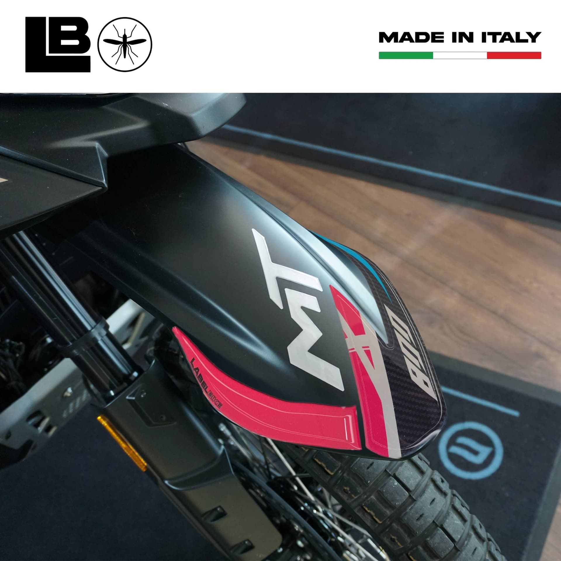 Adesivo 3D Protezione Parafango moto compatibile con Cf Moto 800 MT-X 2025 in Decalcomanie adesivi e magneti LabelBike - Bibbiano, commercioVirtuoso.it