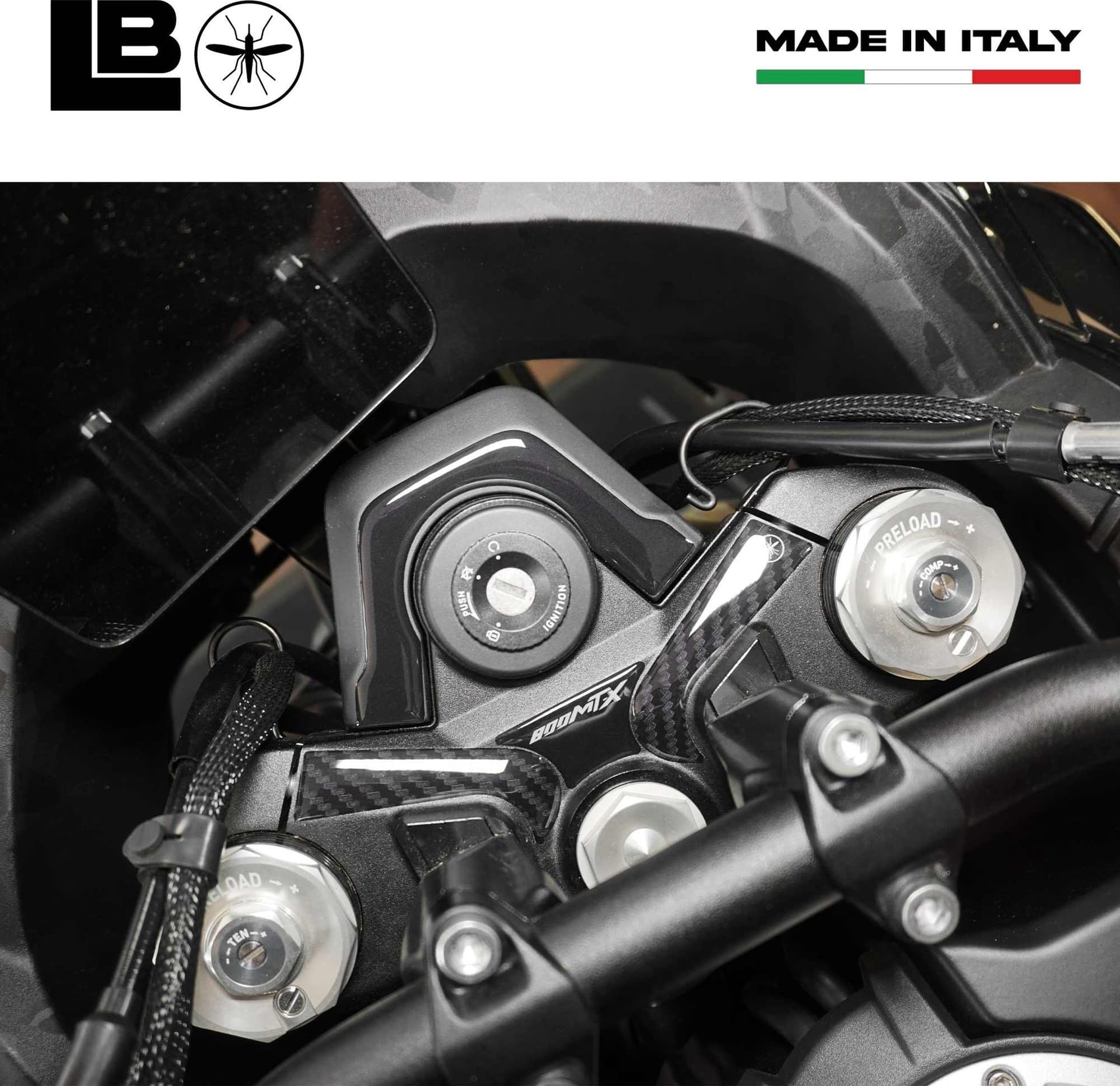 Protezione Piastra Forcella moto Adesivo 3D compatibile con CFMoto 800MT-X 2025 in prodotto LabelBike - Bibbiano, commercioVirtuoso.it