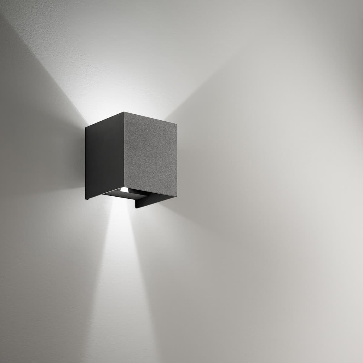 Applique alluminio Gea Led HENK Q GES861C LED IP54 3000°K fascio regolabile lampada parete biemissione moderna cubo esterno in Lampade da parete Lampadari Bartalini - Colle di Val d’Elsa, commercioVirtuoso.it