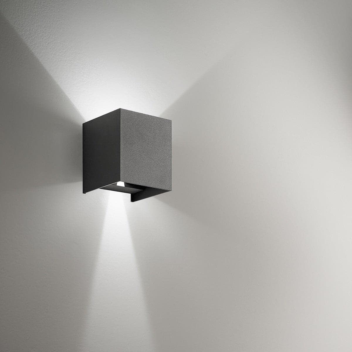 Applique alluminio Gea Led HENK Q GES861C LED IP54 3000°K fascio regolabile lampada parete biemissione moderna cubo esterno in Lampade da parete Lampadari Bartalini - Colle di Val d’Elsa, commercioVirtuoso.it