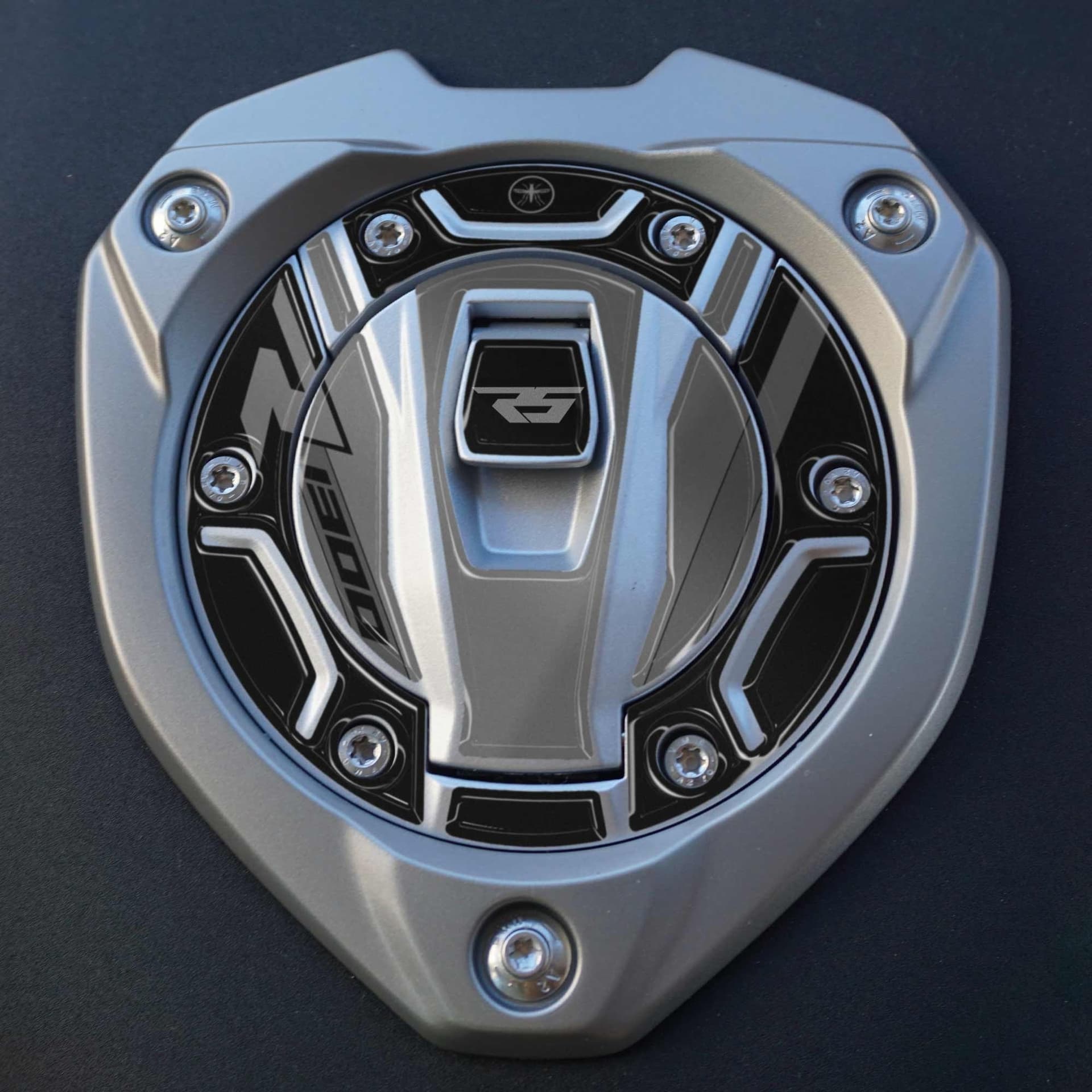 Adesivo 3D Protezione Tappo Keyless senza chiave compatibile con BMW R1300RS in prodotto LabelBike - Bibbiano, commercioVirtuoso.it