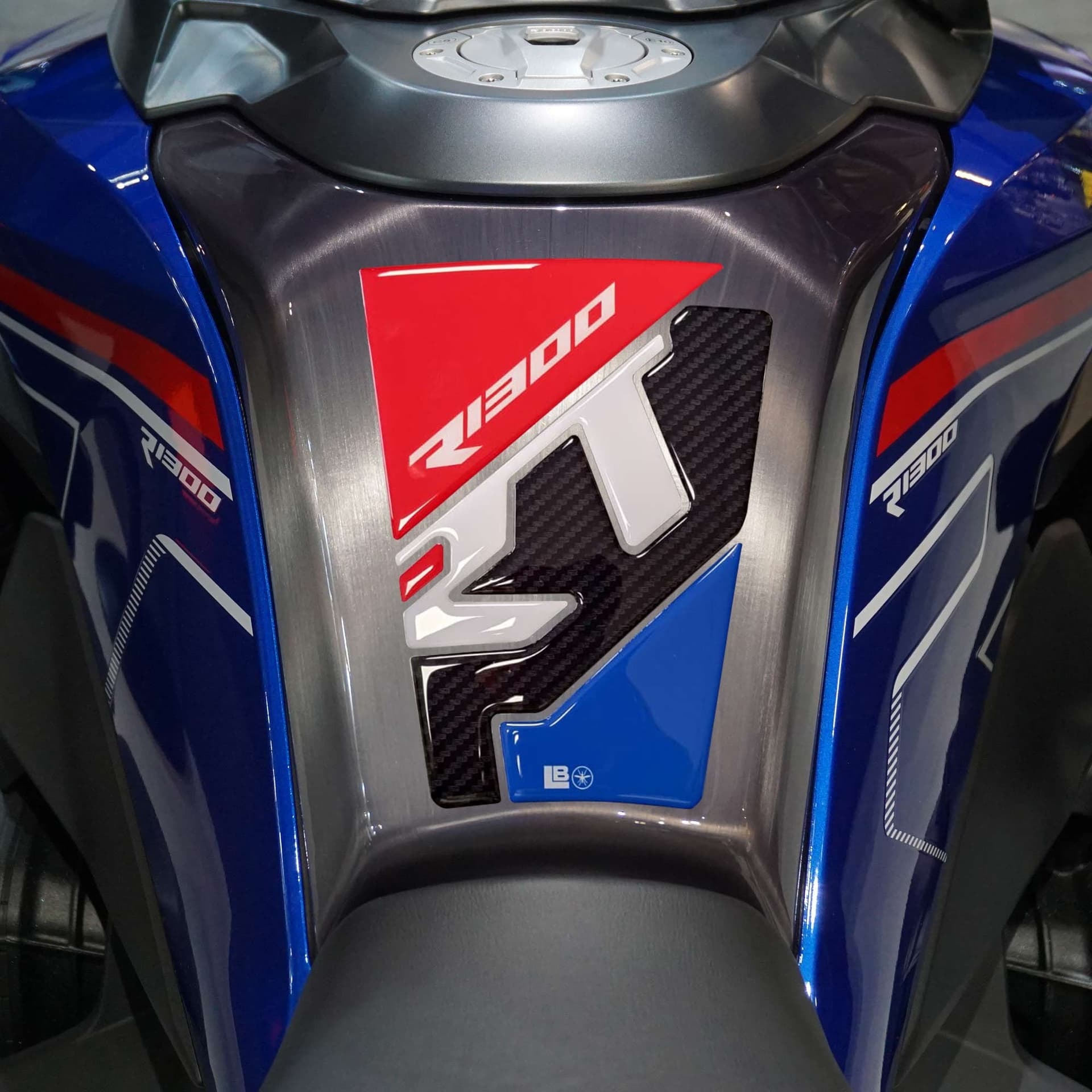 Paraserbatoio moto Protezione serbatoio Adesivo 3D compatibile con Bmw R1300RT in Paraserbatoio LabelBike - Bibbiano, commercioVirtuoso.it