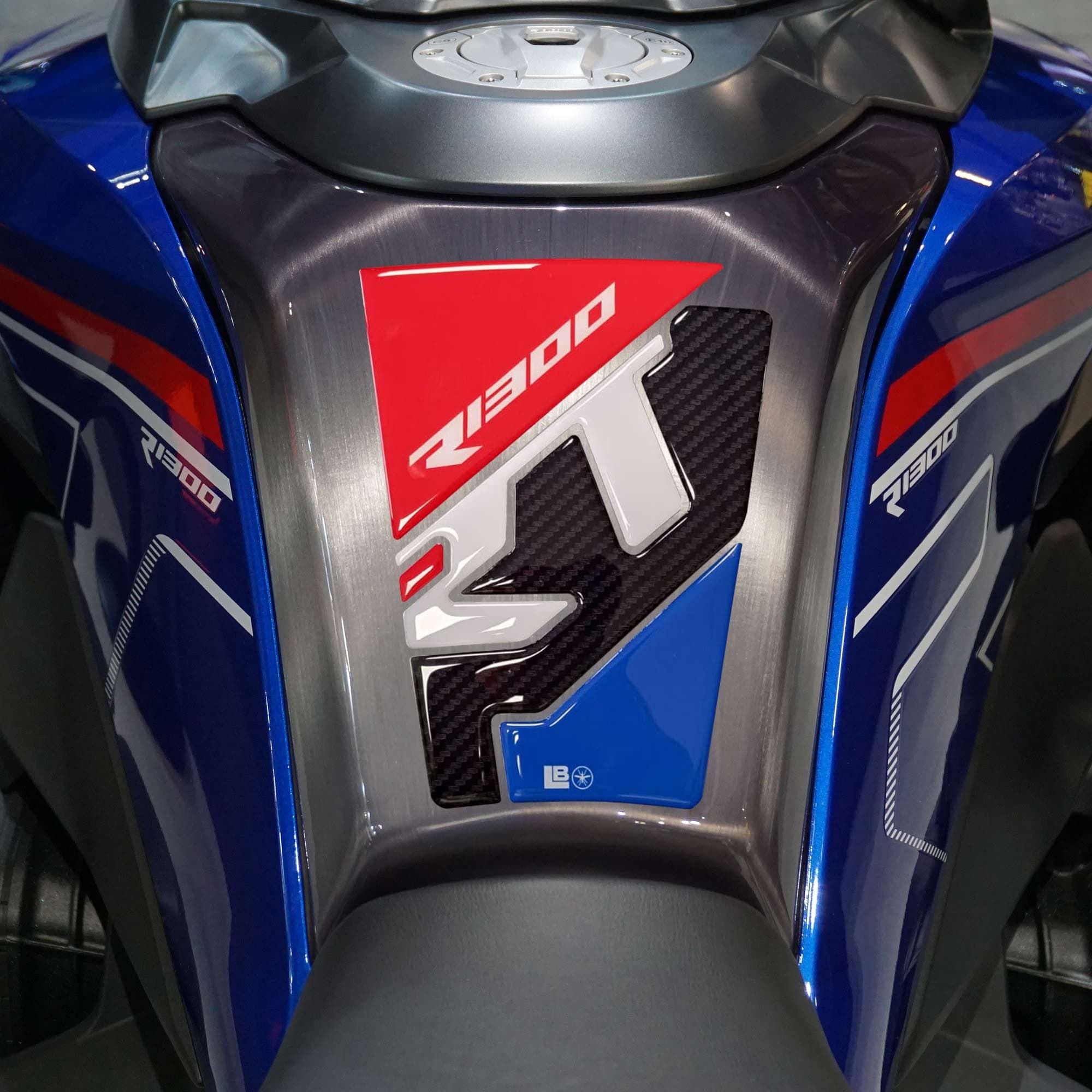 Paraserbatoio moto Protezione serbatoio Adesivo 3D compatibile con Bmw R1300RT in Paraserbatoio LabelBike - Bibbiano, commercioVirtuoso.it