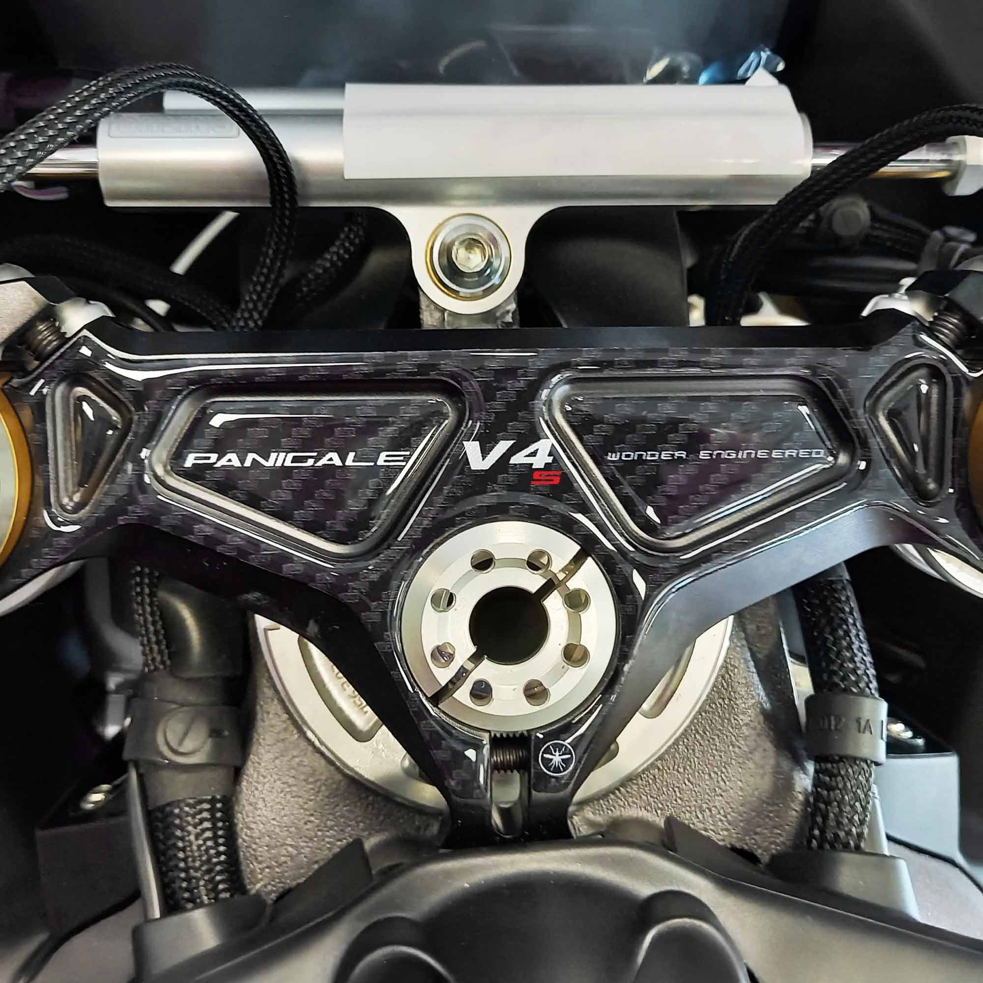 Piastra Forcella Sterzo Adesivo 3D compatibile con Ducati Panigale V4 V4S 2025 in Pedali LabelBike - Bibbiano, commercioVirtuoso.it