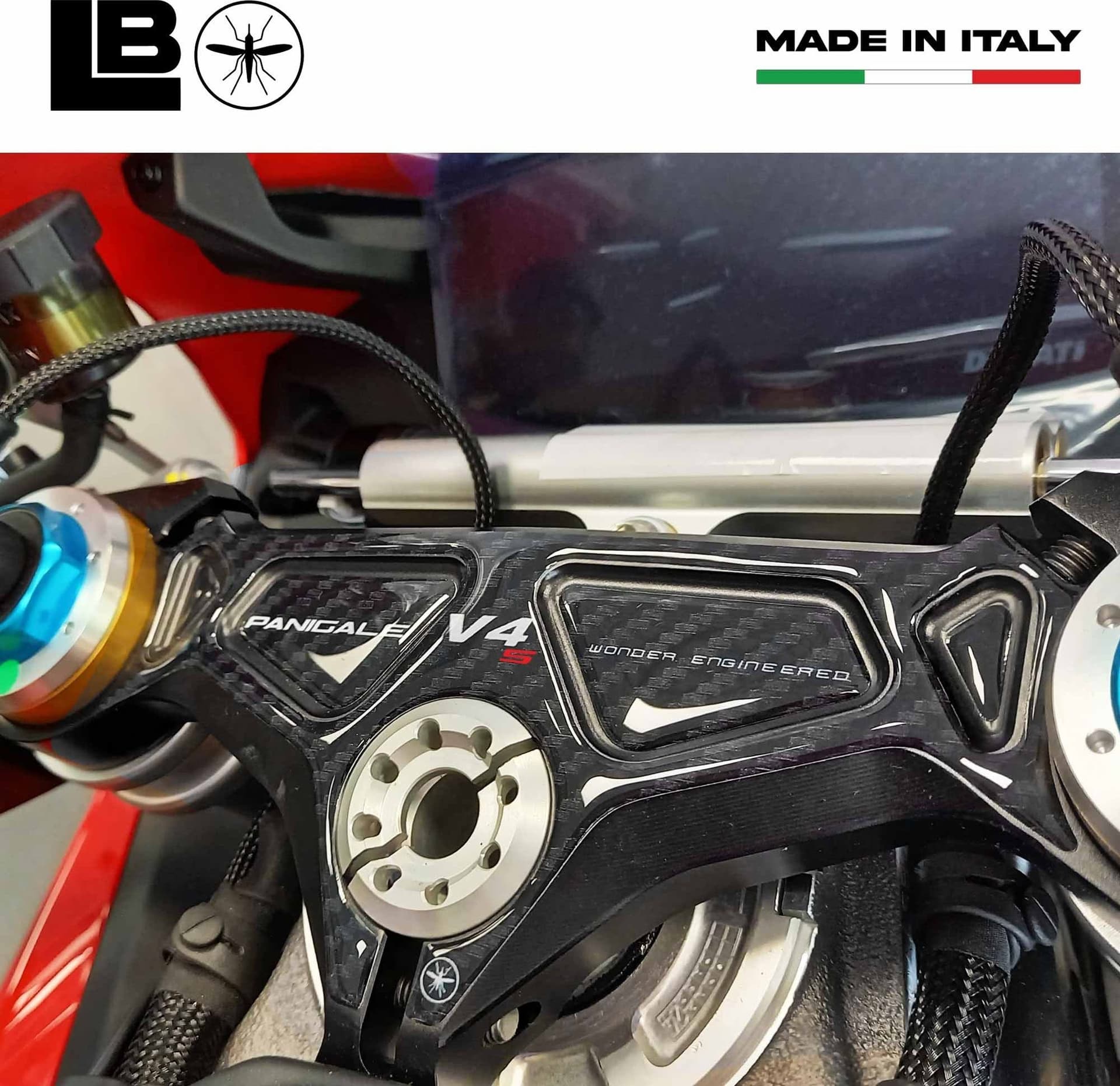 Piastra Forcella Sterzo Adesivo 3D compatibile con Ducati Panigale V4 V4S 2025 in Pedali LabelBike - Bibbiano, commercioVirtuoso.it