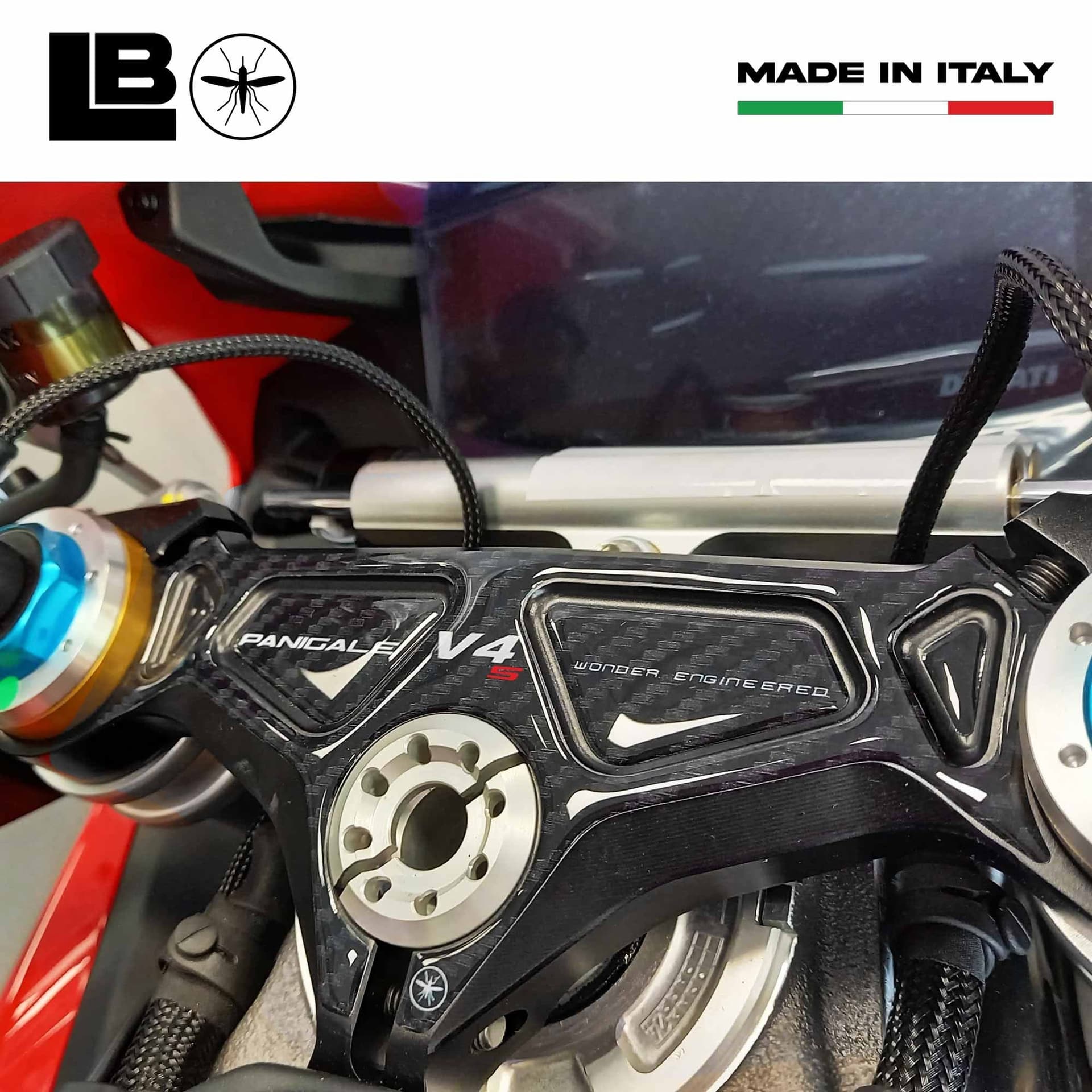 Piastra Forcella Sterzo Adesivo 3D compatibile con Ducati Panigale V4 V4S 2025 in Pedali LabelBike - Bibbiano, commercioVirtuoso.it