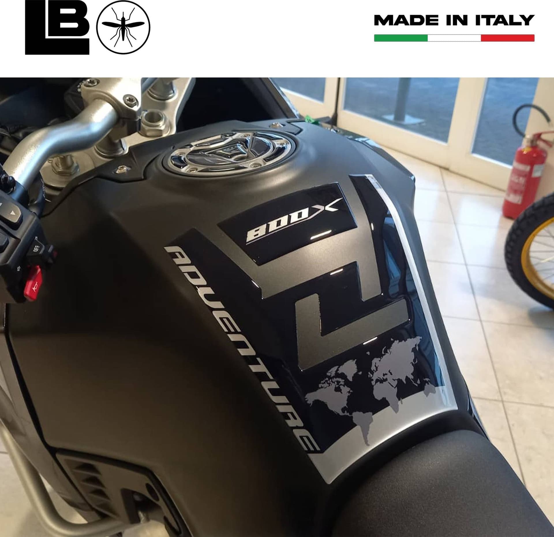Paraserbatoio Adesivo 3D compatibile con Kove 800X Protezione resinata moto in prodotto LabelBike - Bibbiano, commercioVirtuoso.it