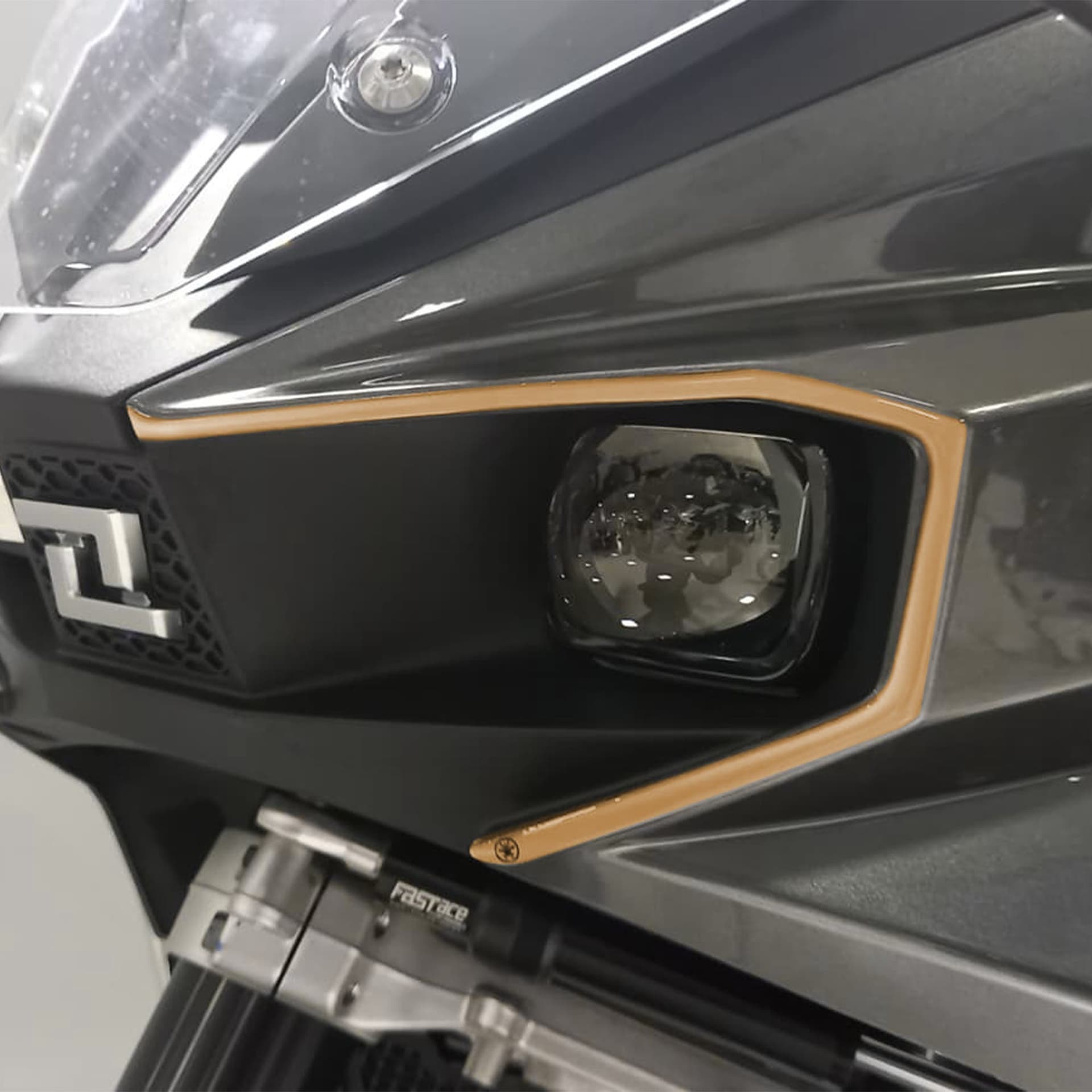 Adesivi resinati 3D compatibili con Kove 800X Protezioni Cornice Faro moto in Decalcomanie adesivi e magneti LabelBike - Bibbiano, commercioVirtuoso.it