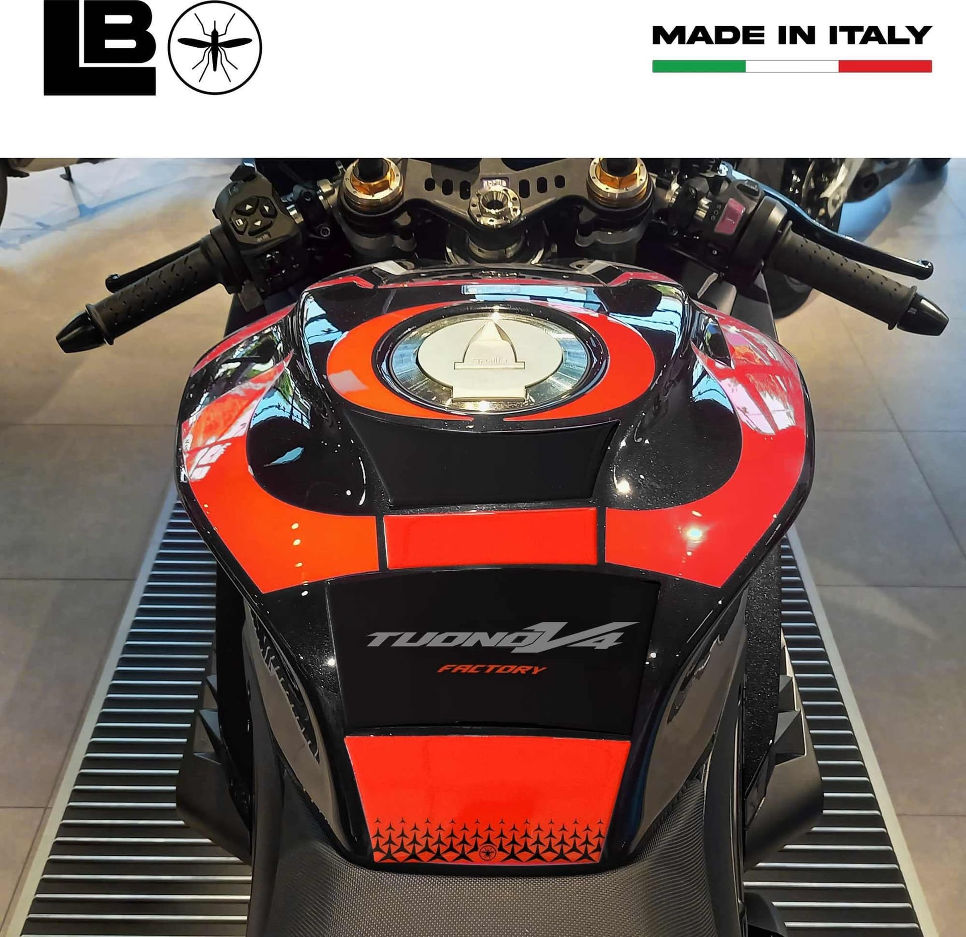 Adesivo 3D Paraserbatoio moto compatibile con Aprilia Tuono V4 Factory 2025 in Paraserbatoio LabelBike - Bibbiano, commercioVirtuoso.it