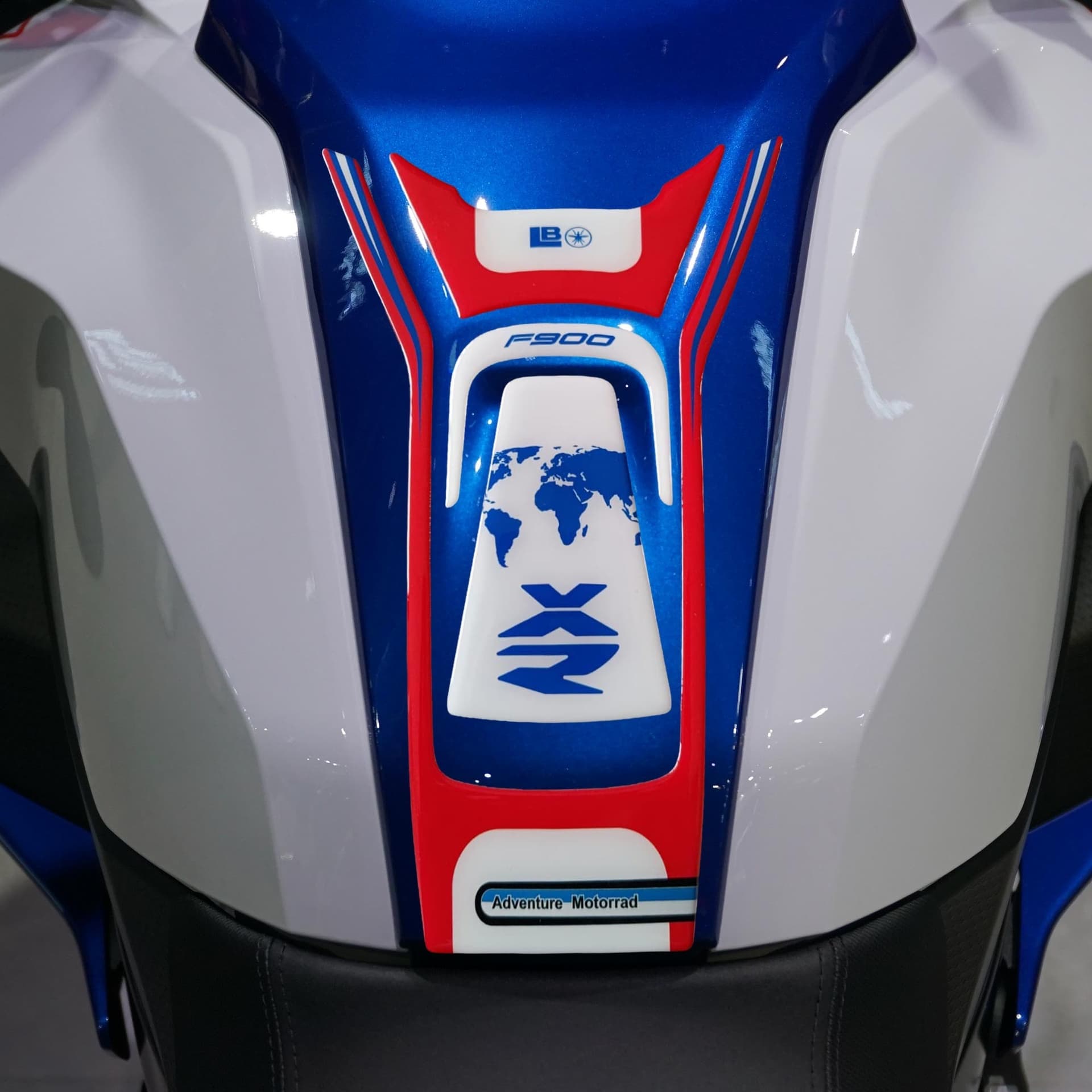 Protezione Serbatoio moto Kit Adesivi compatibili con BMW F 900 XR Sport 2025 in prodotto LabelBike - Bibbiano, commercioVirtuoso.it