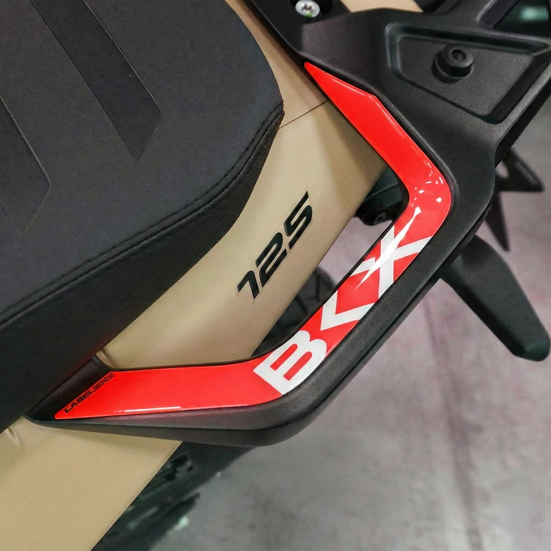 Adesivi Gel 3D Maniglie Passeggero moto compatibili con Benelli BKX 125 125s in Decalcomanie adesivi e magneti LabelBike - Bibbiano, commercioVirtuoso.it