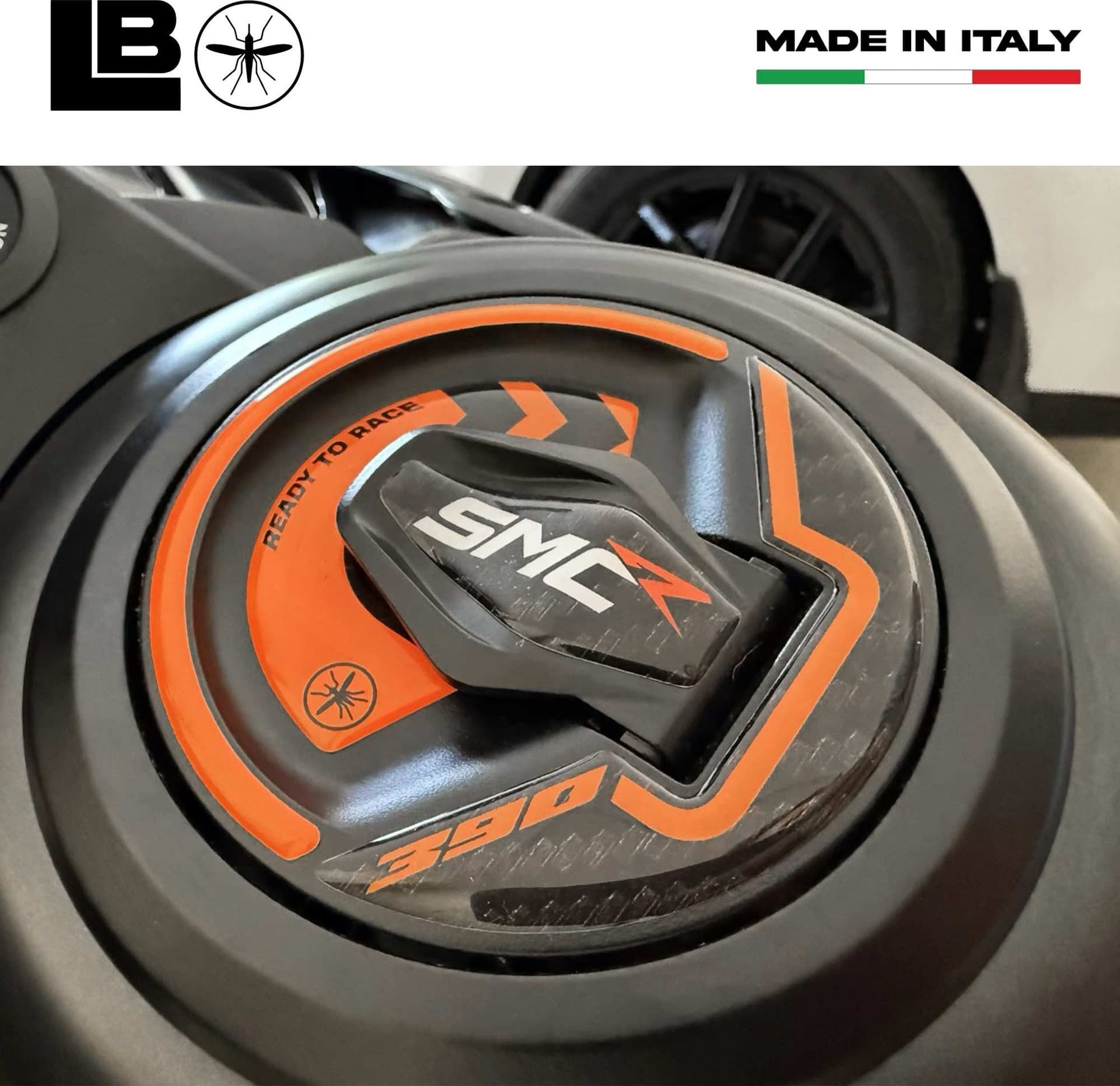 Adesivo 3D Protezione Tappo Serbatoio compatibile con KTM 390 SMC R 2025-2026 in prodotto LabelBike - Bibbiano, commercioVirtuoso.it