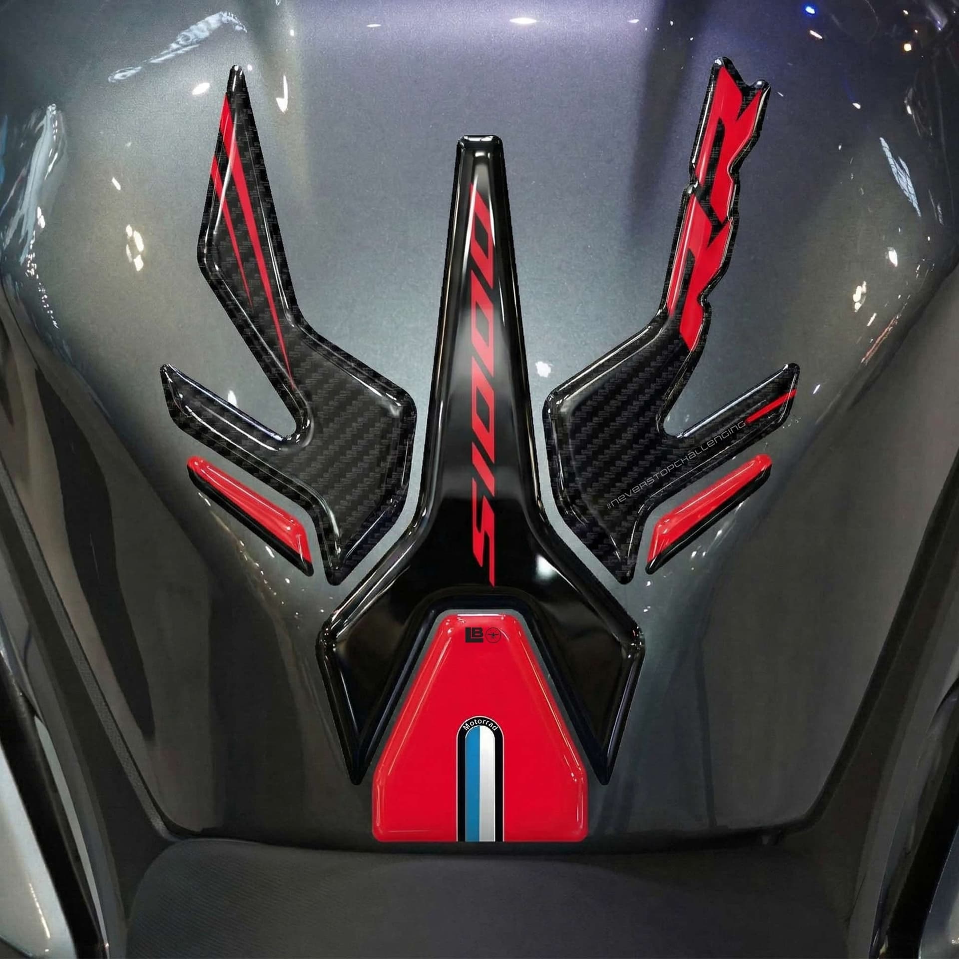 Paraserbatoio Adesivo 3D Protezione moto compatibile con Bmw S1000RR 2009-2026 in prodotto LabelBike - Bibbiano, commercioVirtuoso.it