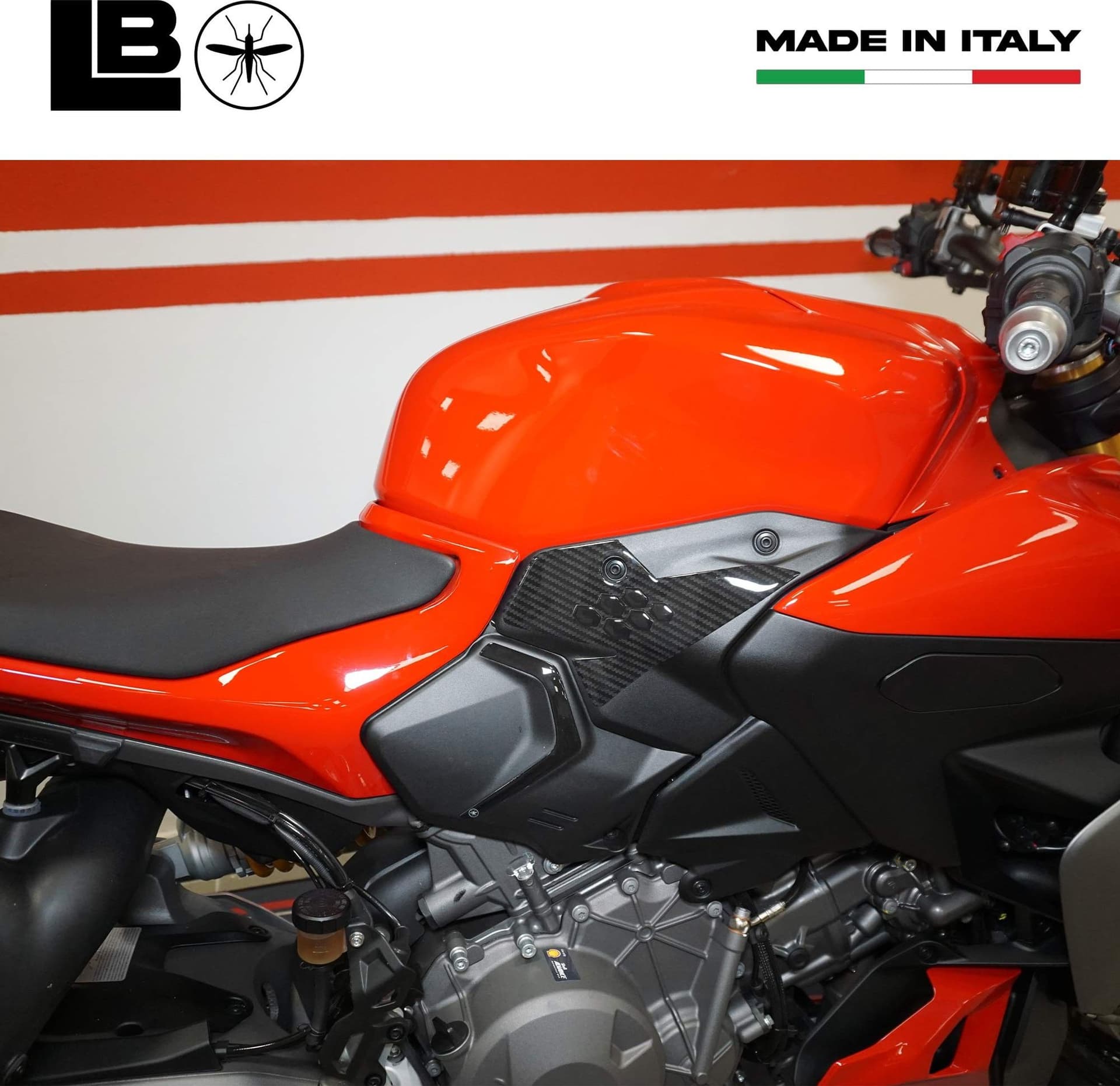 Adesivi 3D Laterali Sottosella compatibili con Ducati Streetfighter V2 V2S 2025 in prodotto LabelBike - Bibbiano, commercioVirtuoso.it