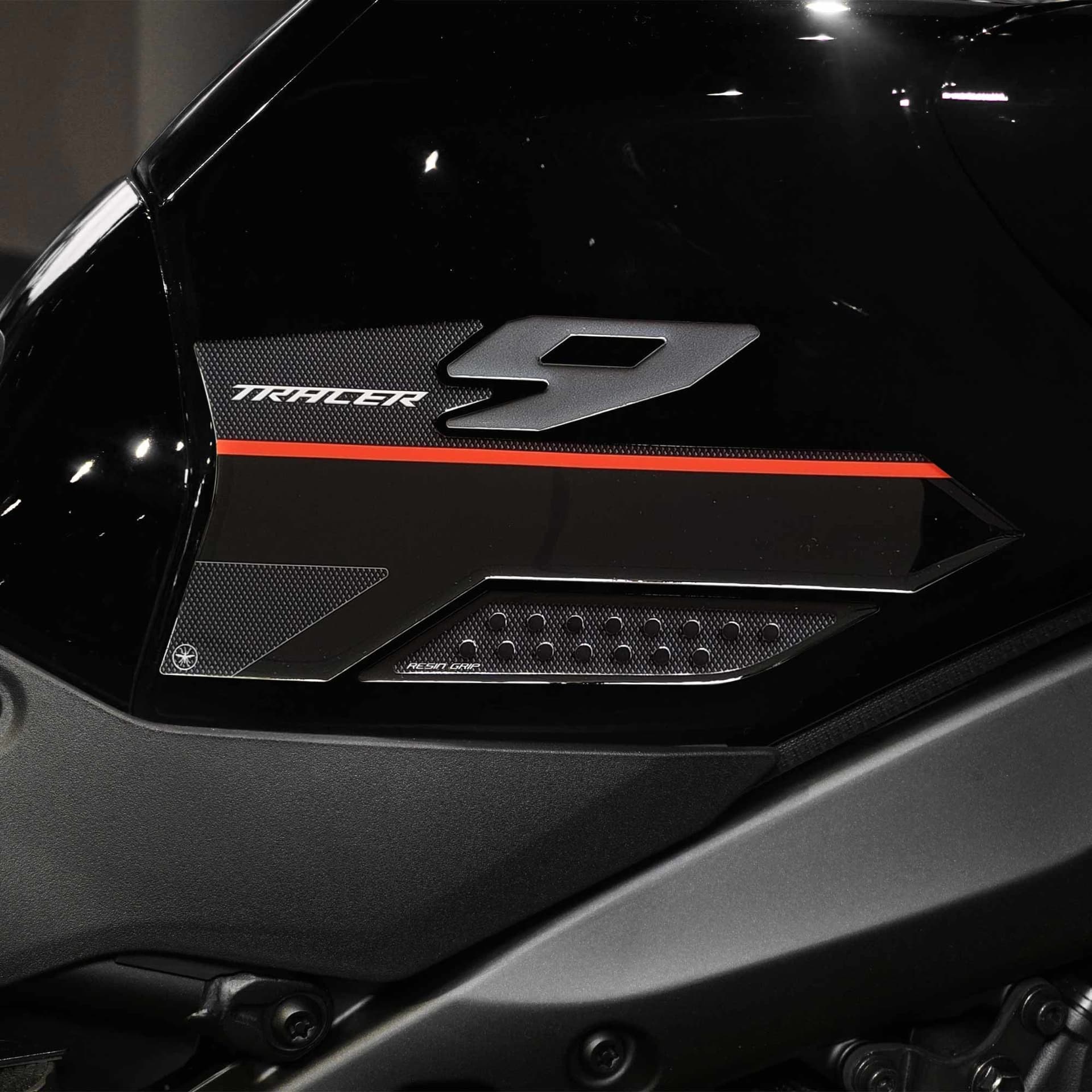 Adesivi Protezioni Laterali 3D serbatoio compatibili con Yamaha Tracer 9 2025 in Decalcomanie adesivi e magneti LabelBike - Bibbiano, commercioVirtuoso.it