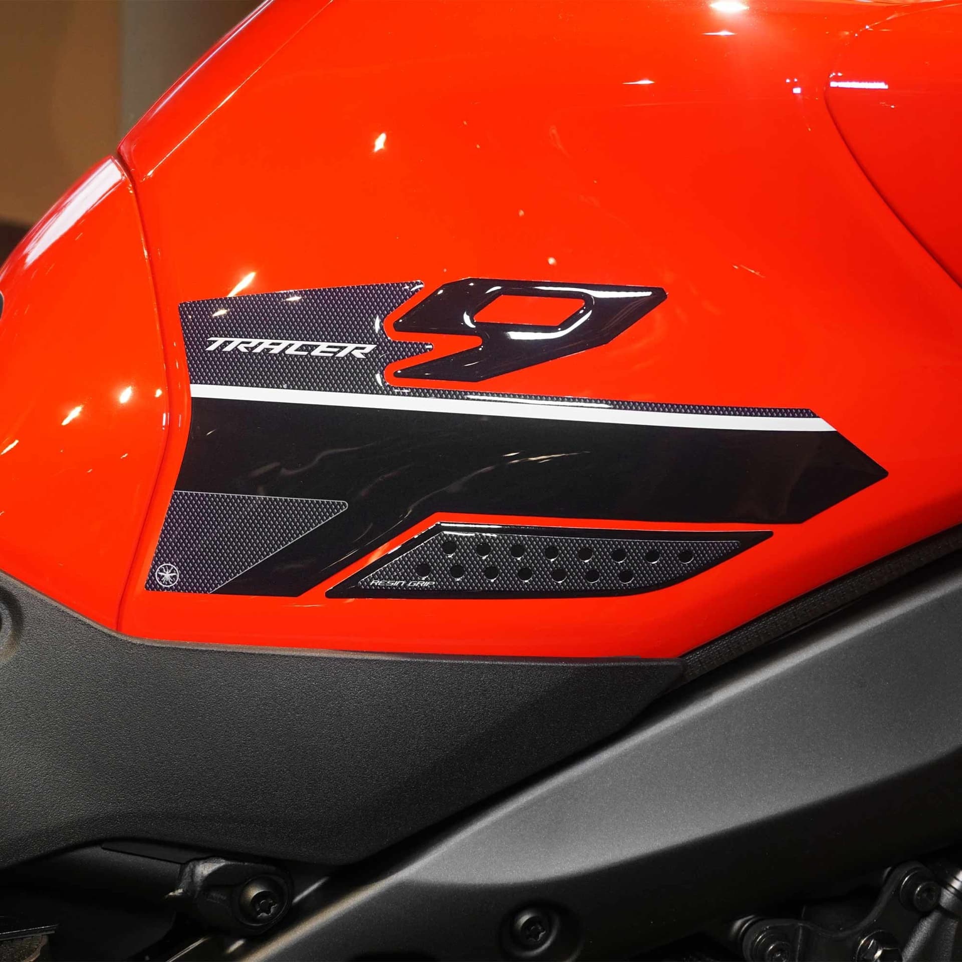 Adesivi Protezioni Laterali 3D serbatoio compatibili con Yamaha Tracer 9 2025 in Decalcomanie adesivi e magneti LabelBike - Bibbiano, commercioVirtuoso.it