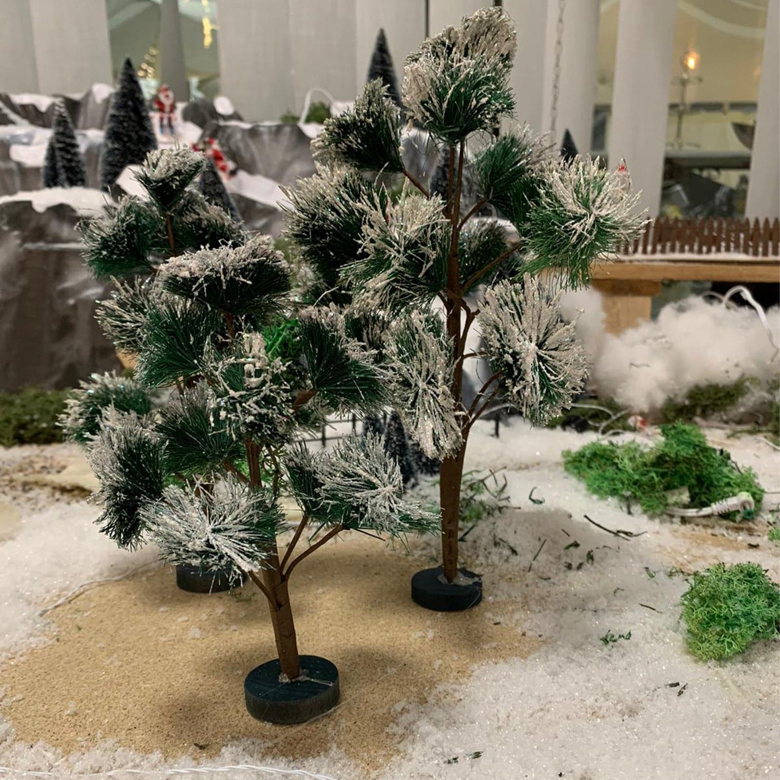 Alberelli di Natale innevati e glitter decorazione per presepe natalizio, set di 3 pezzi in Statuine e fondali per il presepe MagiediNatale.it - Altamura, commercioVirtuoso.it