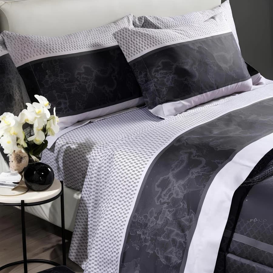 Lenzuola Geo Night ! Alviero Martini 1A Classe: Eleganza Notturna e Comfort di Lusso in Raso di Cotone