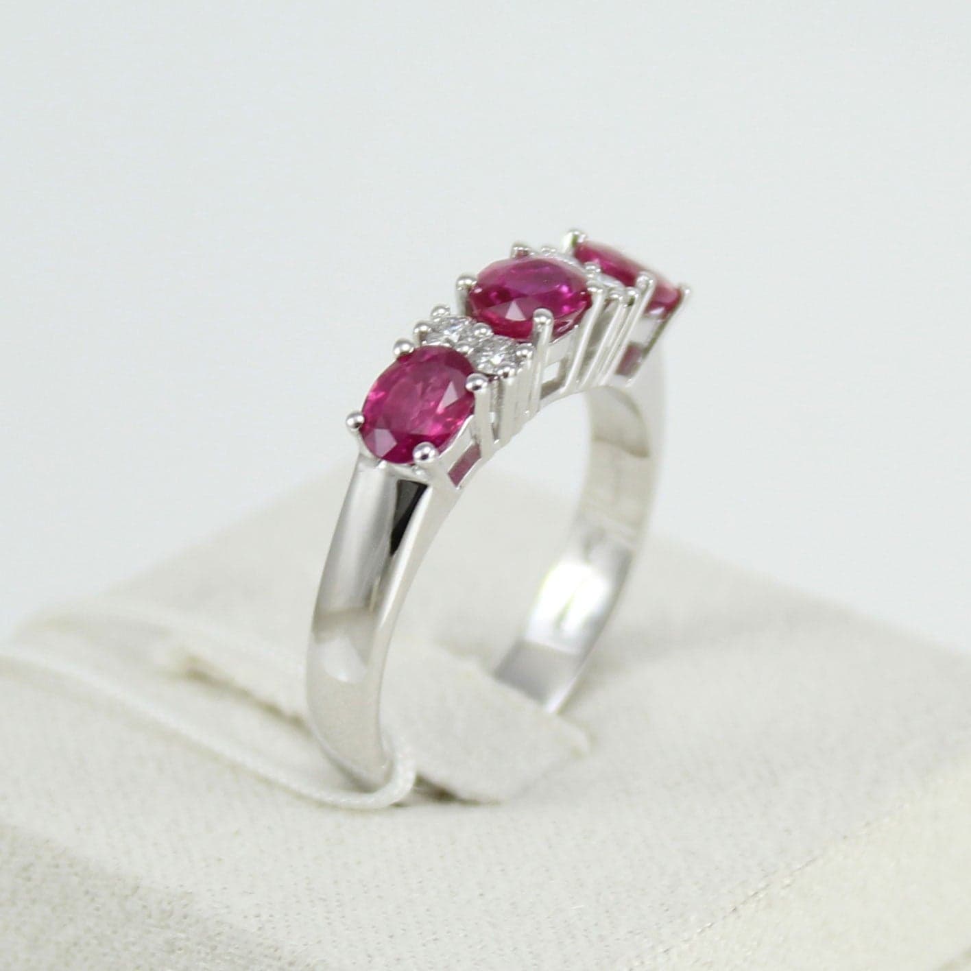 Anello donna riviera Mirco Visconti oro bianco con rubini e diamanti in Anelli Gioielleria Saba - Dolianova, commercioVirtuoso.it
