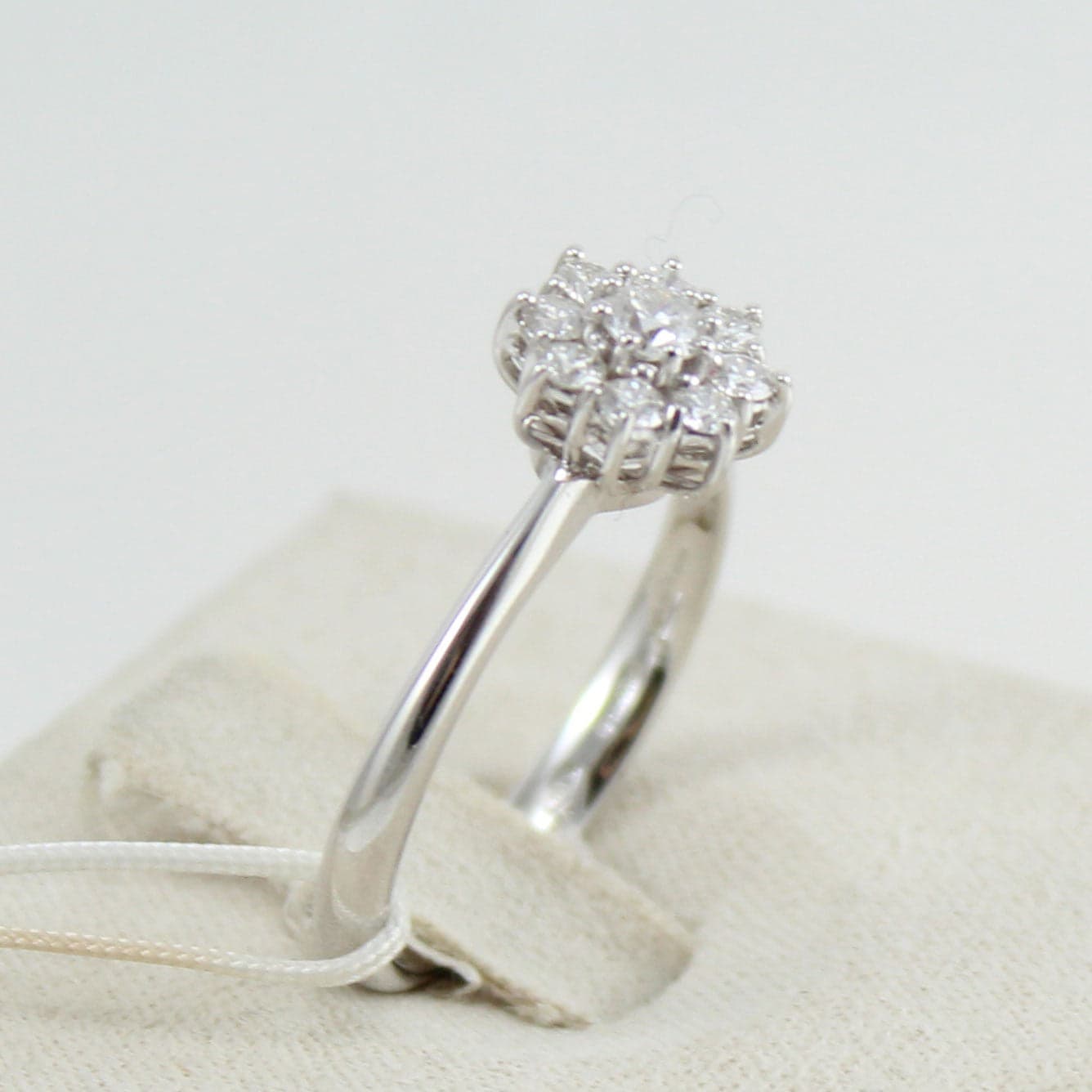 Anello donna Mirco Visconti in oro bianco con rosetta di diamanti in Anelli Gioielleria Saba - Dolianova, commercioVirtuoso.it
