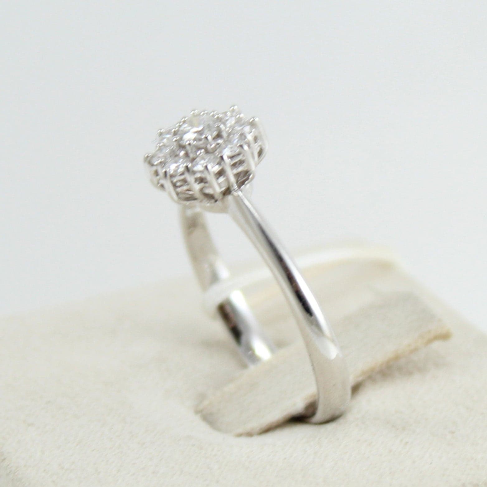 Anello donna Mirco Visconti in oro bianco con rosetta di diamanti in Anelli Gioielleria Saba - Dolianova, commercioVirtuoso.it