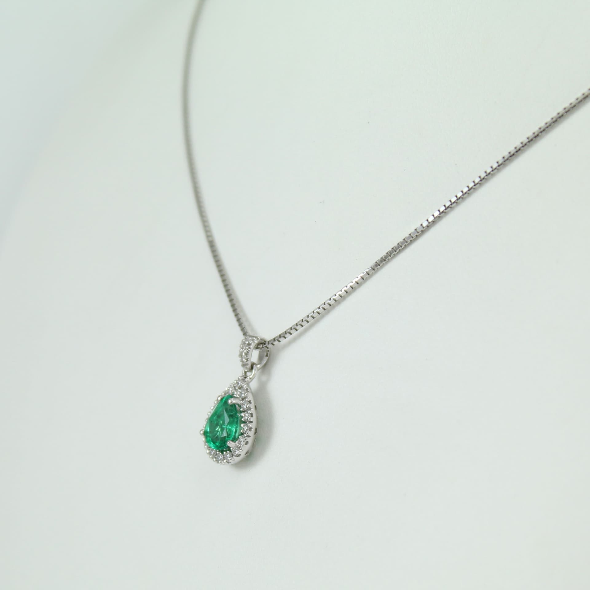 Collana Mirco Visconti in oro bianco smeraldo a goccia e diamanti in Collane Gioielleria Saba - Dolianova, commercioVirtuoso.it