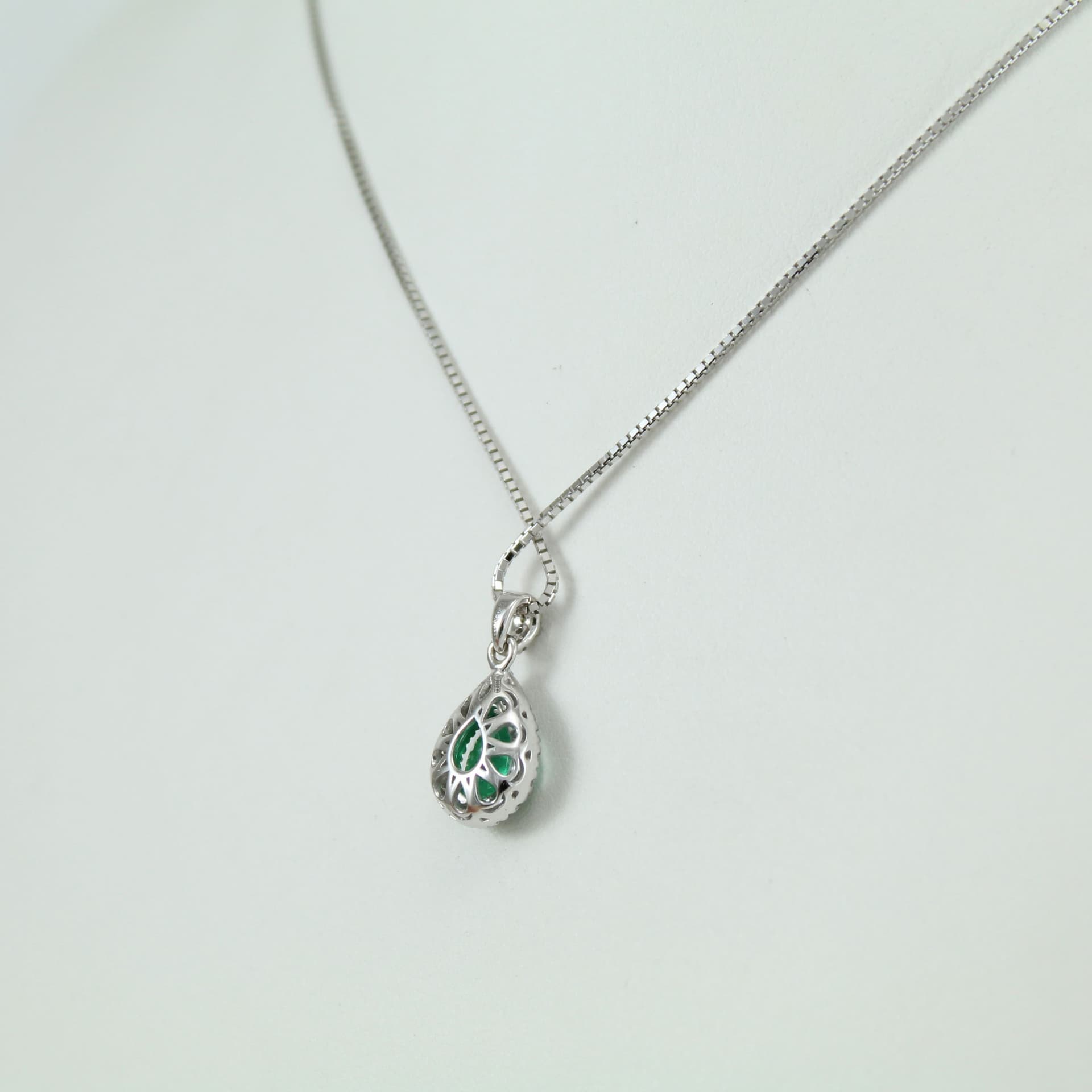 Collana Mirco Visconti in oro bianco smeraldo a goccia e diamanti in Collane Gioielleria Saba - Dolianova, commercioVirtuoso.it