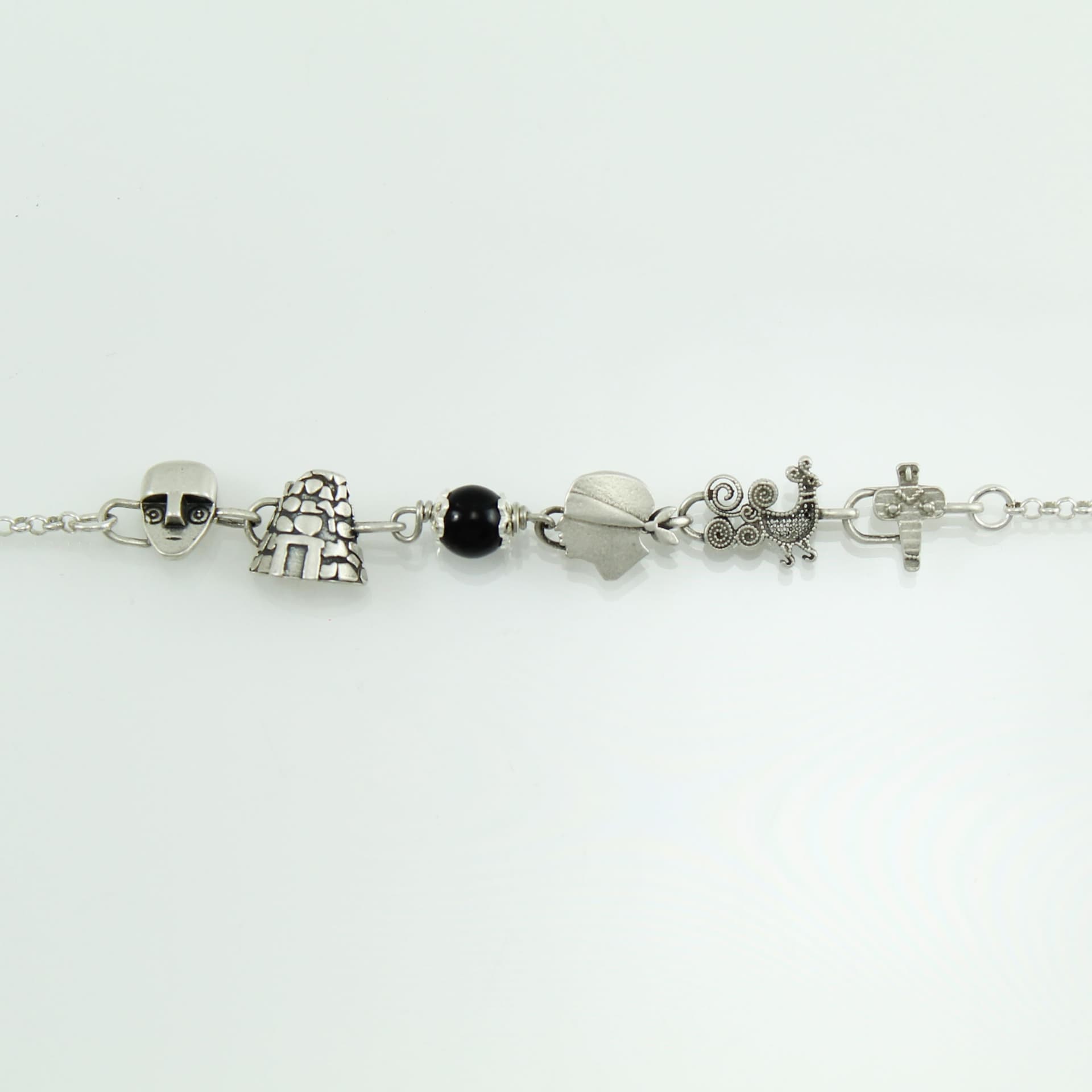 Bracciale donna coccu con simboli sardegna dea madre pavoncella moro nuraghe in Bracciali Gioielleria Saba - Dolianova, commercioVirtuoso.it