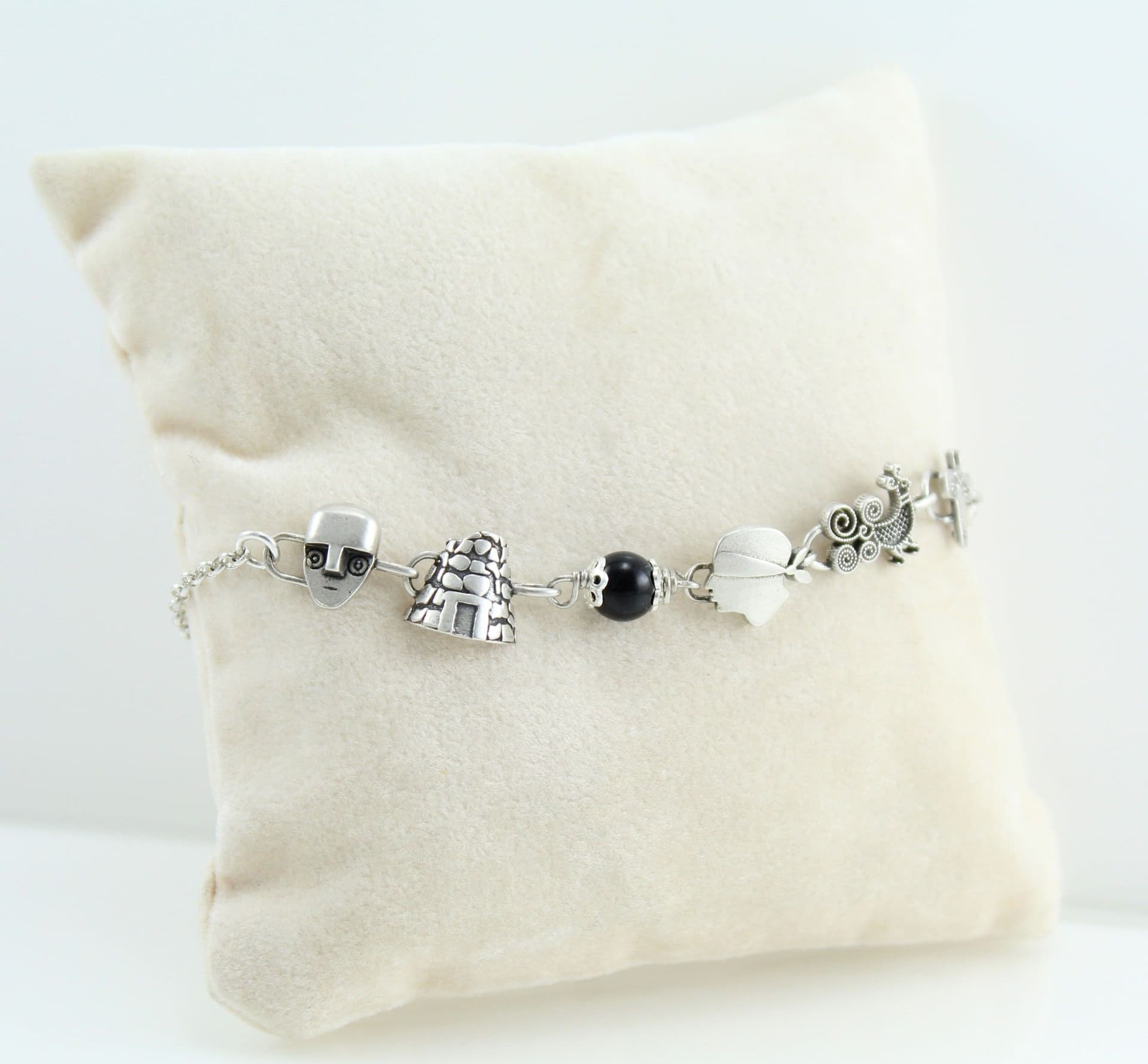 Bracciale donna coccu con simboli sardegna dea madre pavoncella moro nuraghe in Bracciali Gioielleria Saba - Dolianova, commercioVirtuoso.it