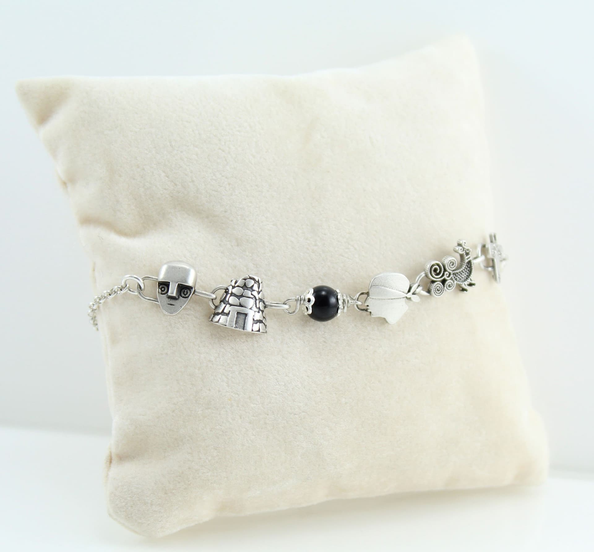 Bracciale donna coccu con simboli sardegna dea madre pavoncella moro nuraghe in Bracciali Gioielleria Saba - Dolianova, commercioVirtuoso.it