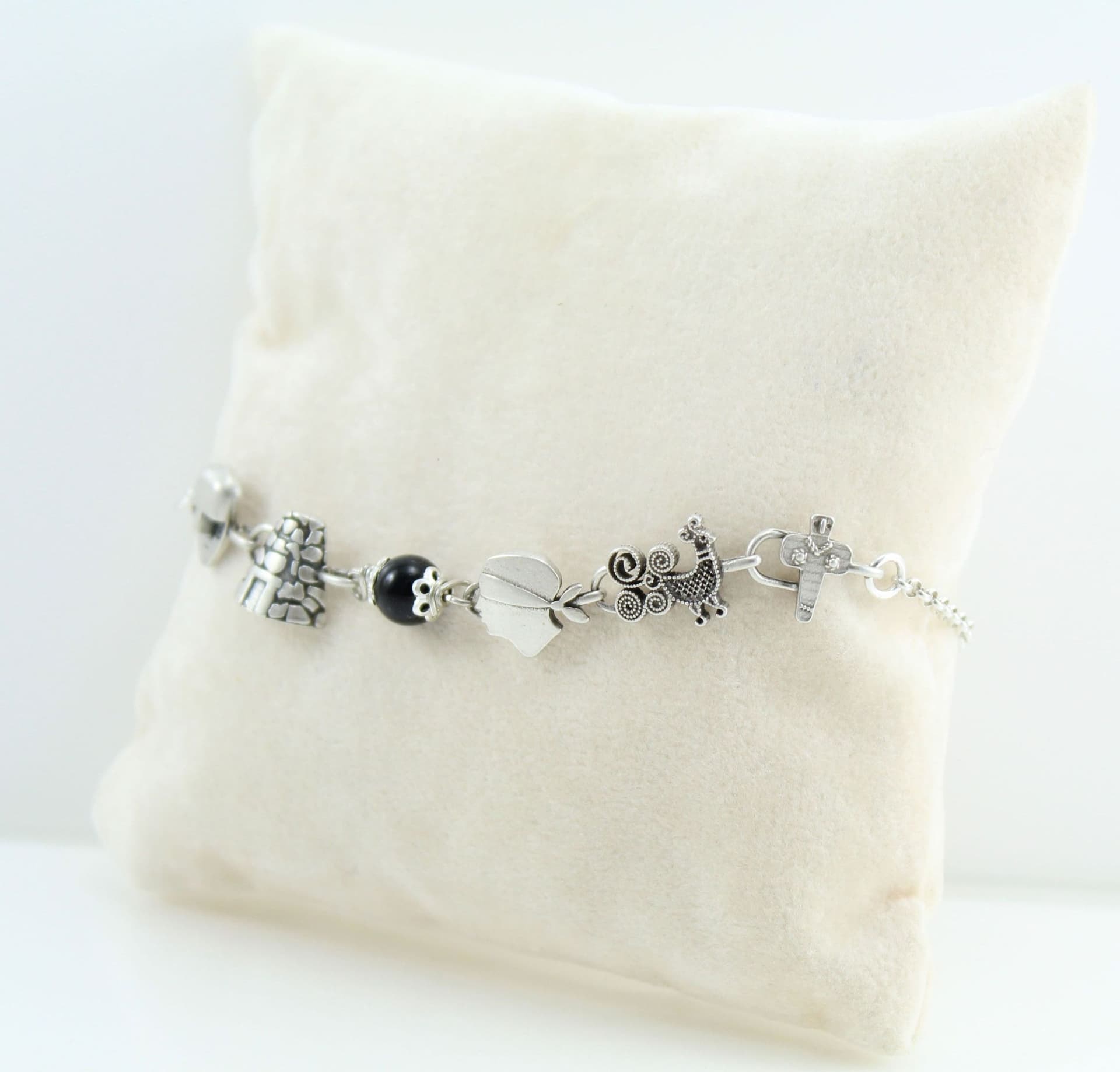Bracciale donna coccu con simboli sardegna dea madre pavoncella moro nuraghe in Bracciali Gioielleria Saba - Dolianova, commercioVirtuoso.it