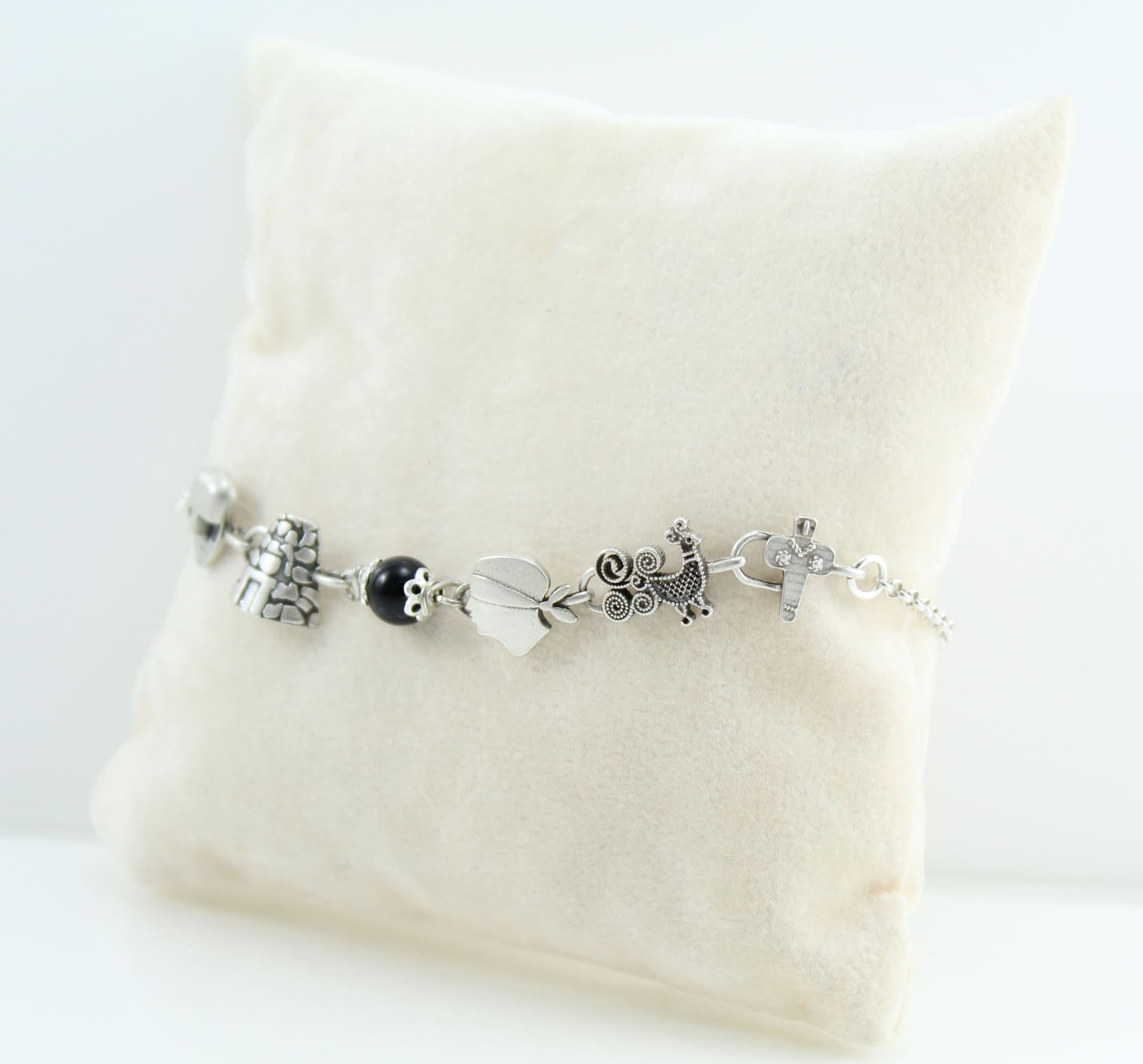 Bracciale donna coccu con simboli sardegna dea madre pavoncella moro nuraghe in Bracciali Gioielleria Saba - Dolianova, commercioVirtuoso.it