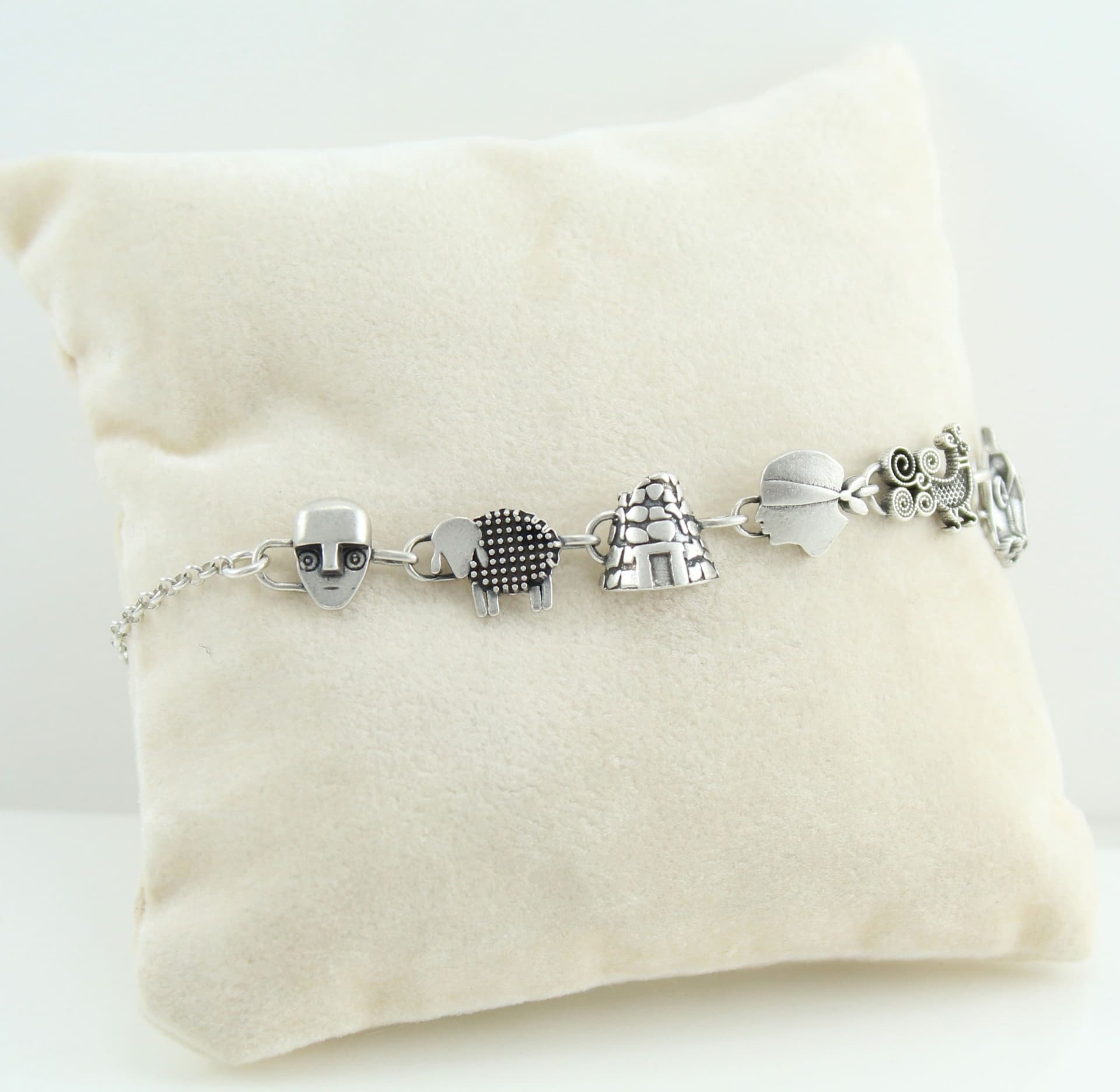 Bracciale donna con simboli Sardegna dea madre pavoncella moro nuraghe in Bracciali Gioielleria Saba - Dolianova, commercioVirtuoso.it