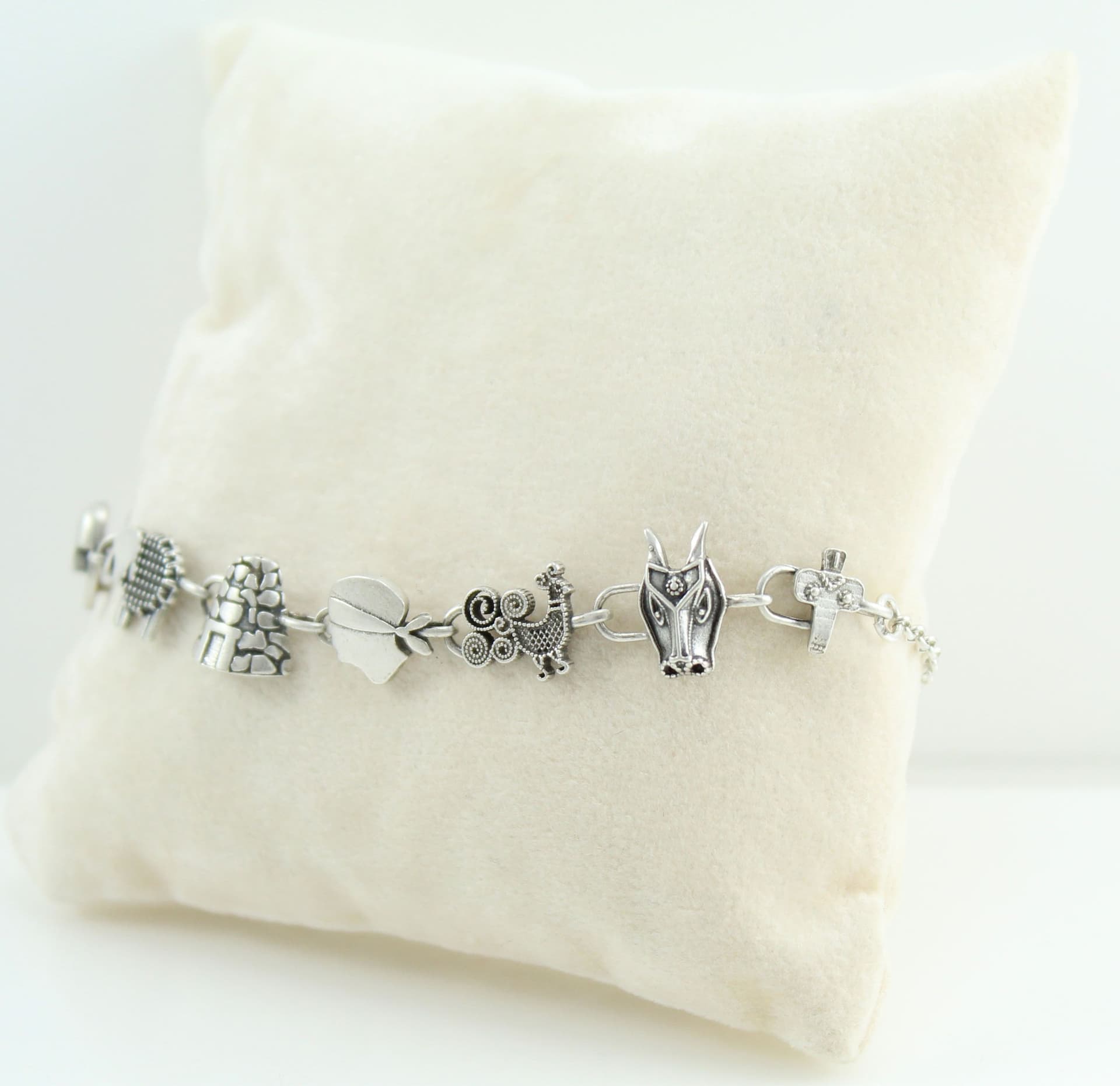 Bracciale donna con simboli Sardegna dea madre pavoncella moro nuraghe in Bracciali Gioielleria Saba - Dolianova, commercioVirtuoso.it