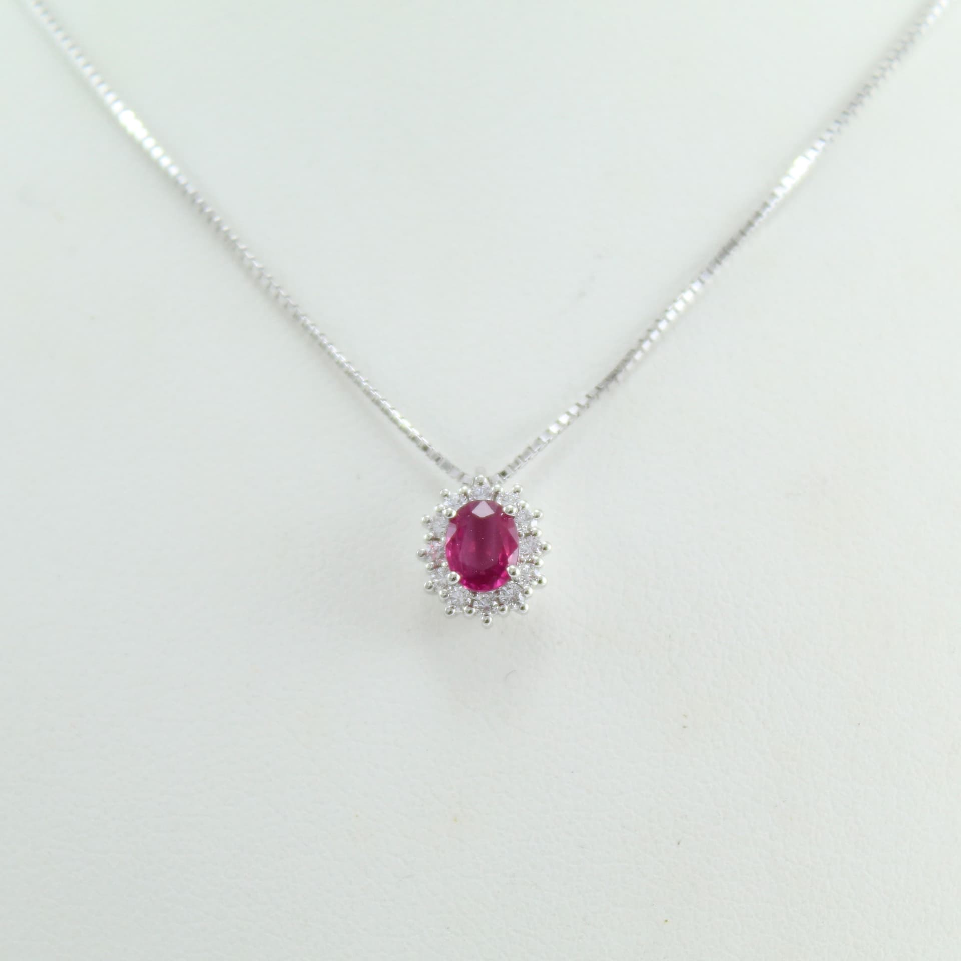 Collana donna Mirco Visconti in oro bianco con rubino e diamanti in Collane Gioielleria Saba - Dolianova, commercioVirtuoso.it