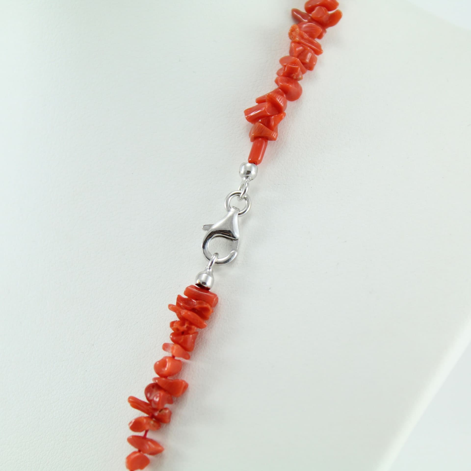 Collana donna filo corallo rosso a frange e chiusura in argento in Collane Gioielleria Saba - Dolianova, commercioVirtuoso.it