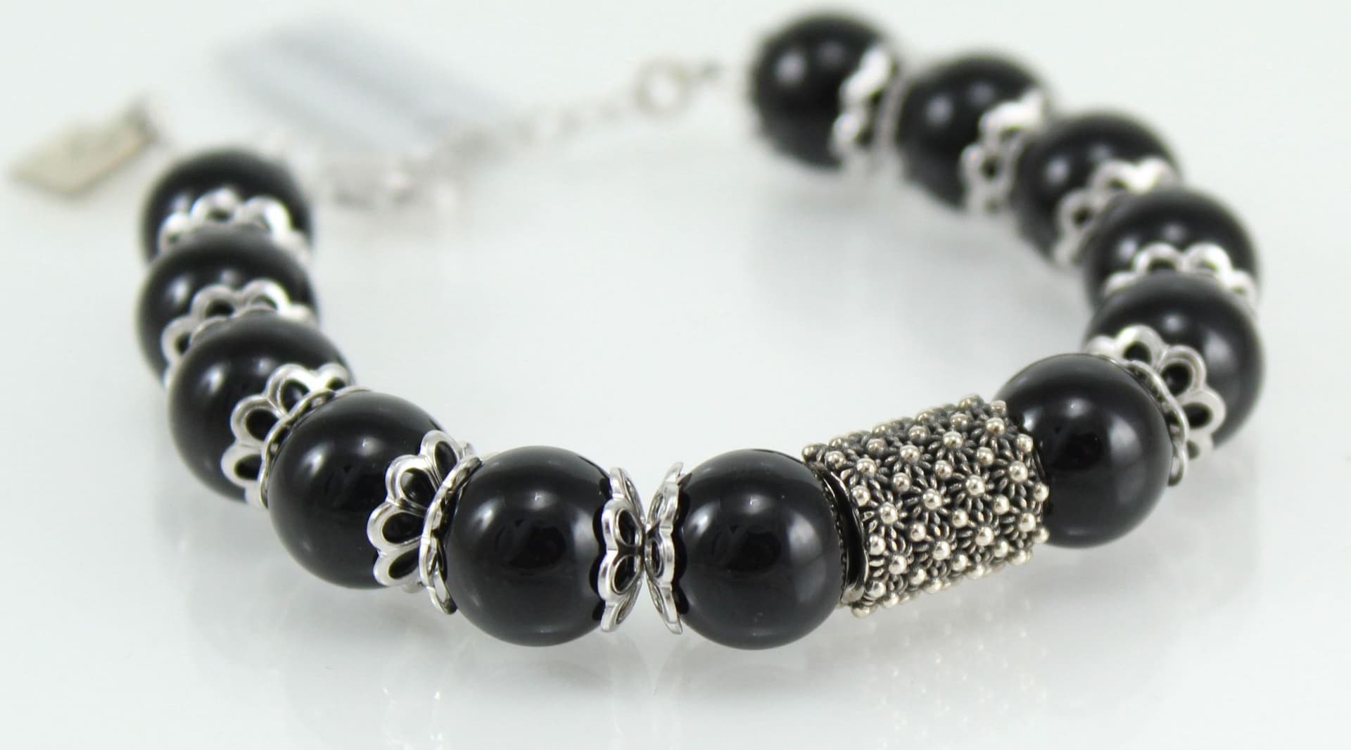 Bracciale portafortuna Su Coccu sfere onice e filigrana d'argento in Bracciali Gioielleria Saba - Dolianova, commercioVirtuoso.it