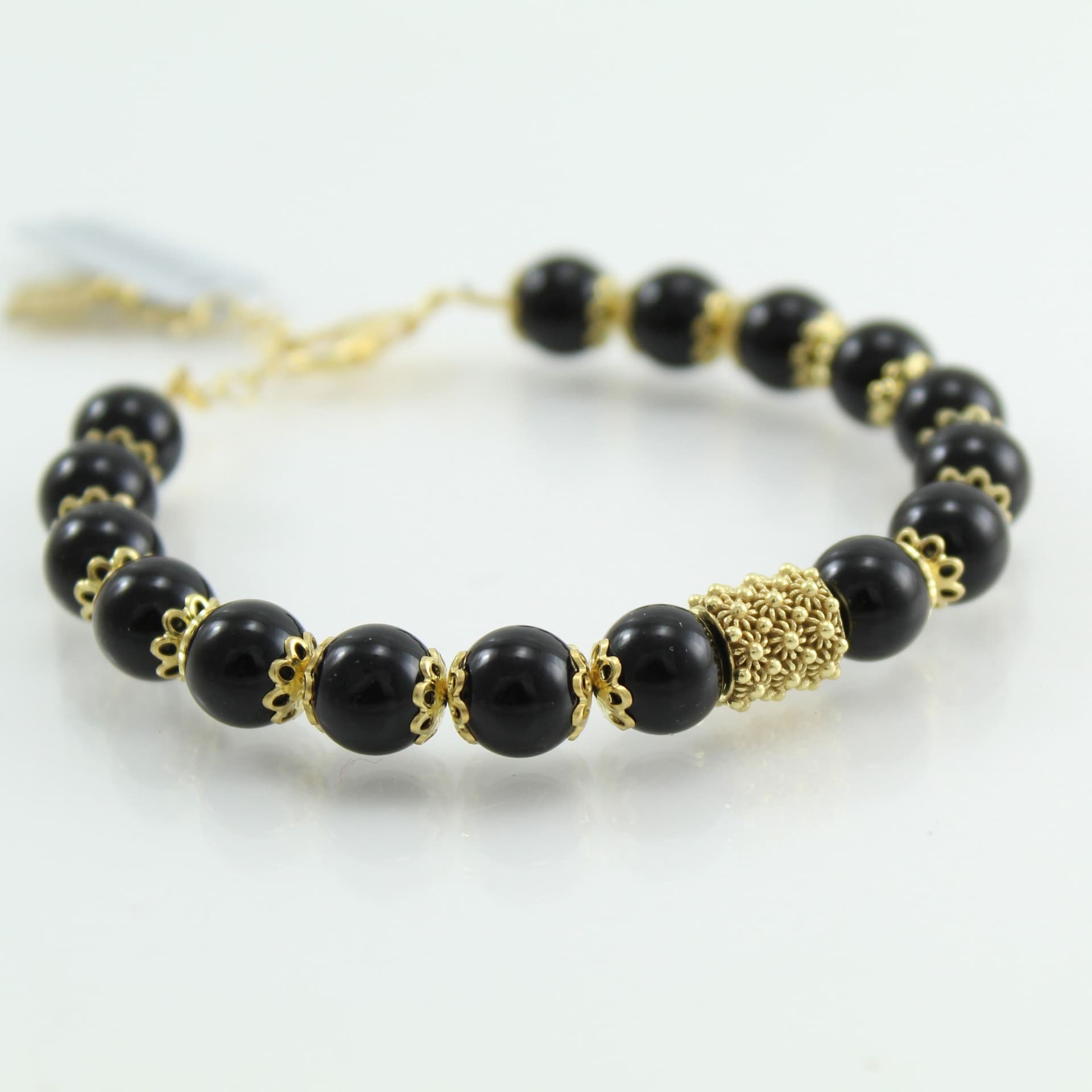 Bracciale portafortuna Su Coccu sfere onice e filigrana d'argento dorato 8 mm in Bracciali Gioielleria Saba - Dolianova, commercioVirtuoso.it