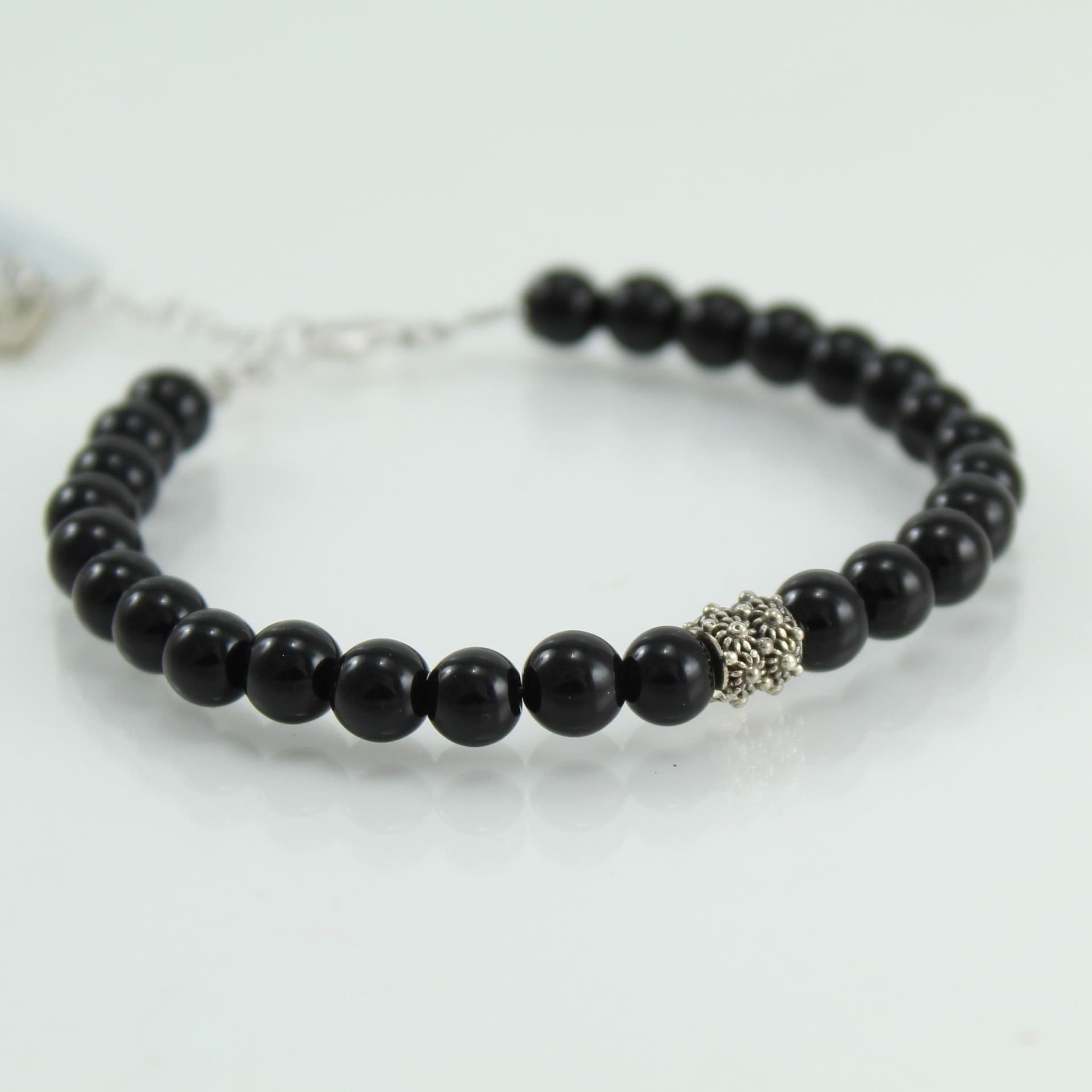 Bracciale portafortuna Su Coccu sfere onice e filigrana d'argento 6 mm in Bracciali Gioielleria Saba - Dolianova, commercioVirtuoso.it