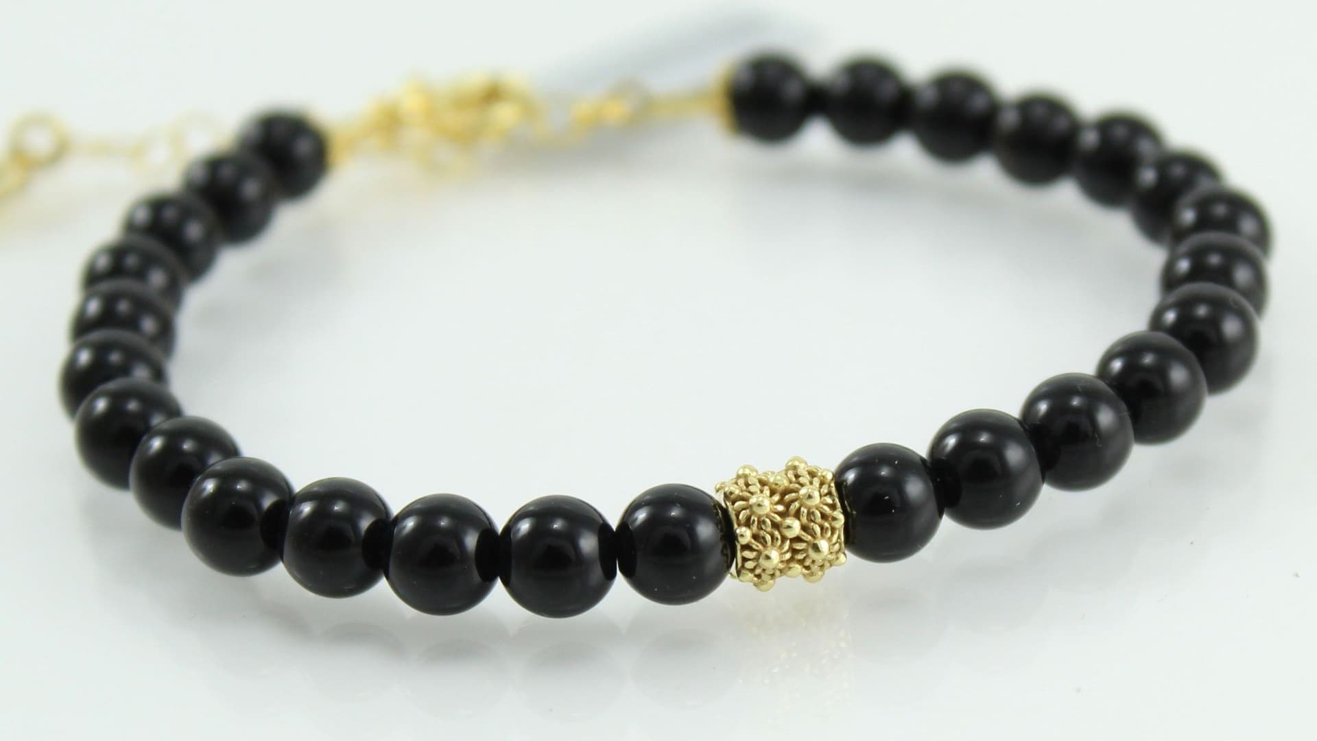 Bracciale portafortuna Su Coccu sfere onice e filigrana d'argento dorato 6 mm in Bracciali Gioielleria Saba - Dolianova, commercioVirtuoso.it
