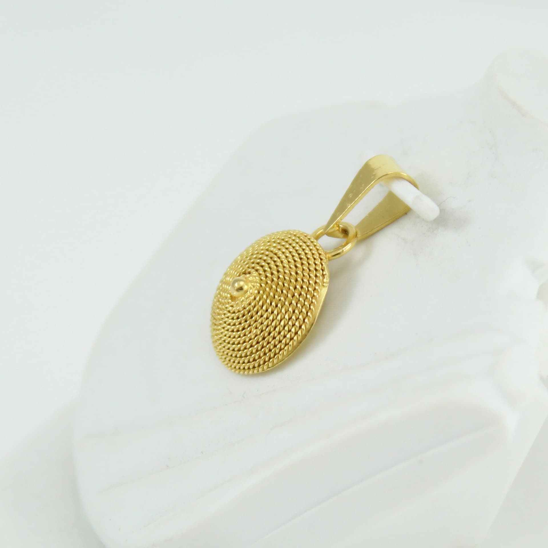Ciondolo corbula in oro giallo artigianato sardo Realizzato a mano 11 mm in Ciondoli Gioielleria Saba - Dolianova, commercioVirtuoso.it