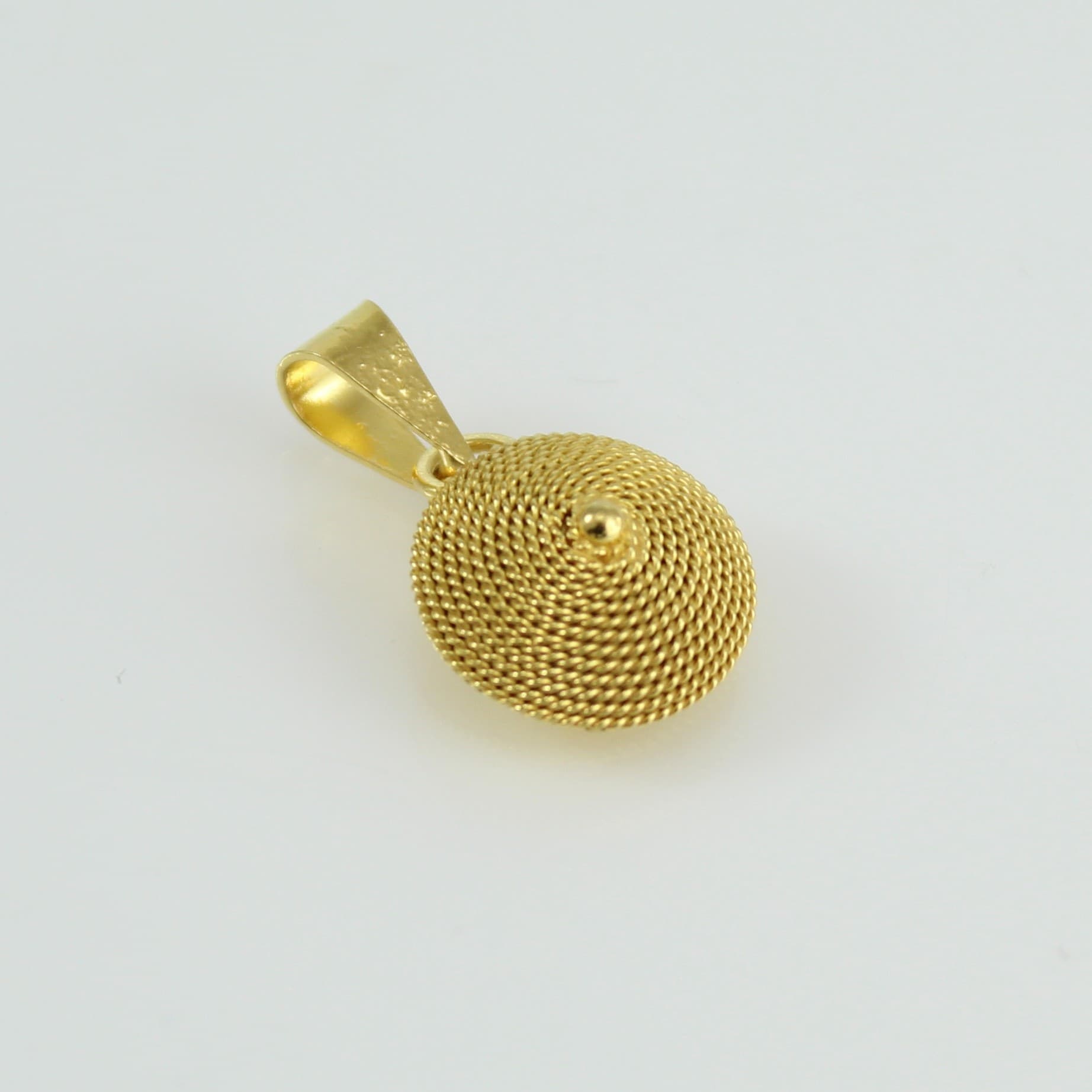 Ciondolo corbula in oro giallo artigianato sardo Realizzato a mano 11 mm in Ciondoli Gioielleria Saba - Dolianova, commercioVirtuoso.it