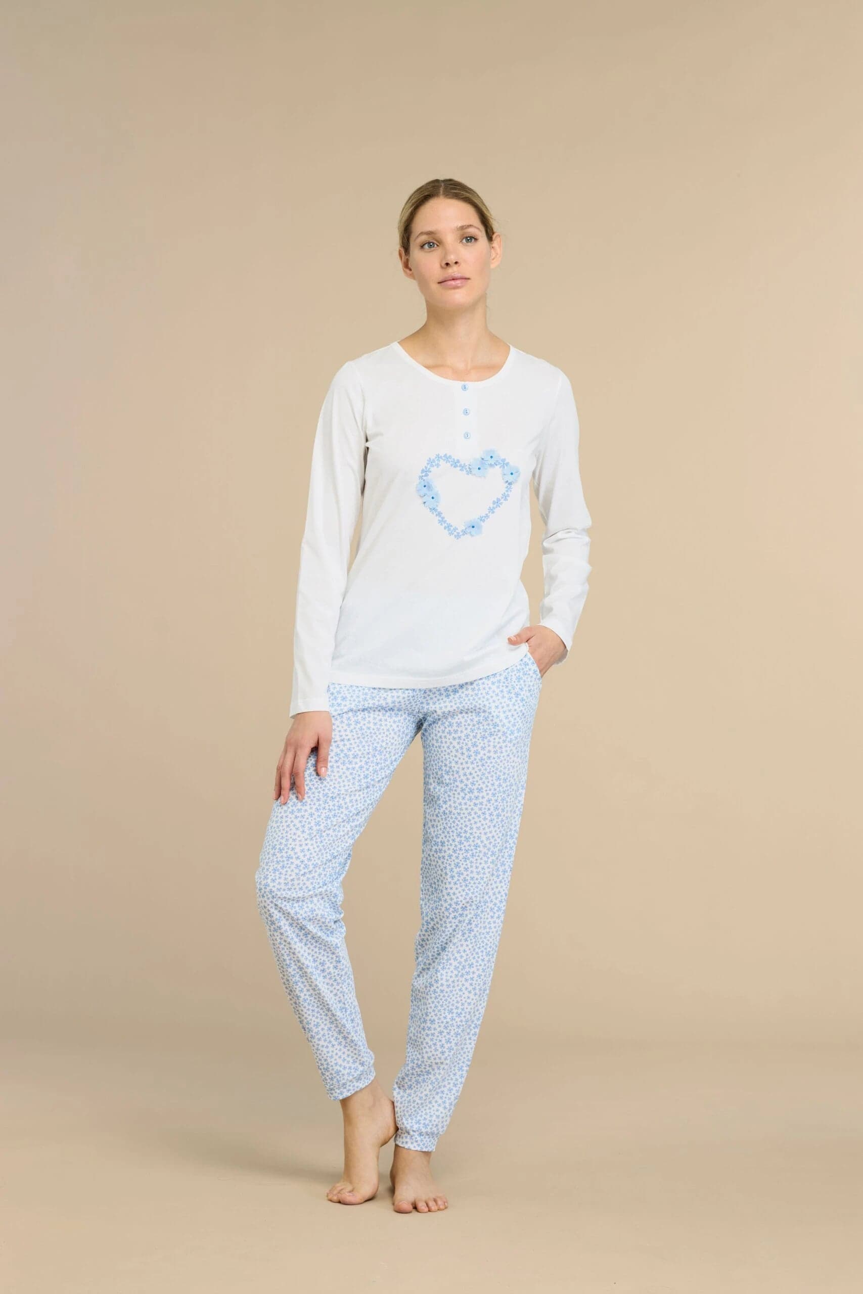 Pigiama donna in cotone con top collo tre bottoni e pantalone lungo- Noi di notte 9013 in Pigiami due pezzi Falco Biancheria - Parete, commercioVirtuoso.it