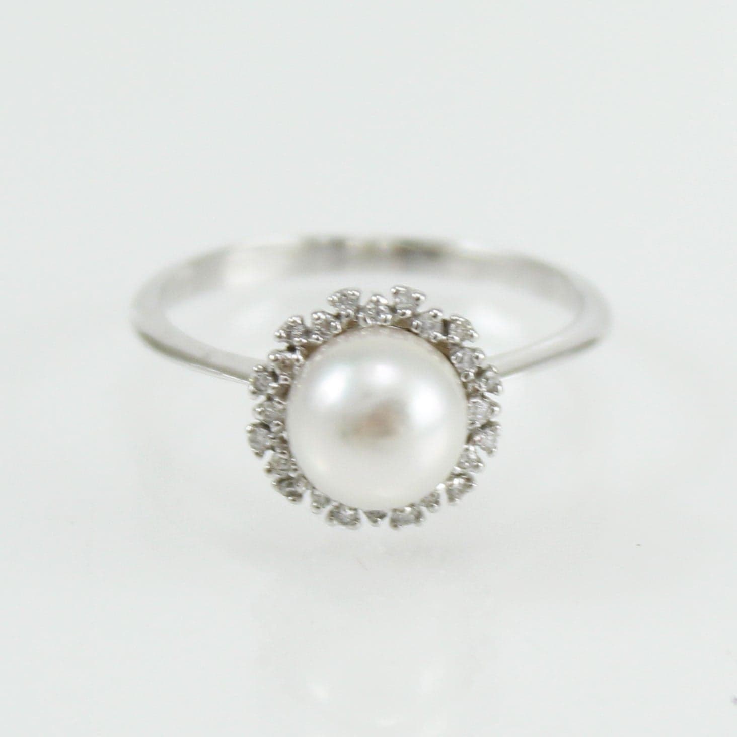 Anello donna oro bianco perla Akoya bianca 7 mm con diamanti Coscia in Anelli Gioielleria Saba - Dolianova, commercioVirtuoso.it