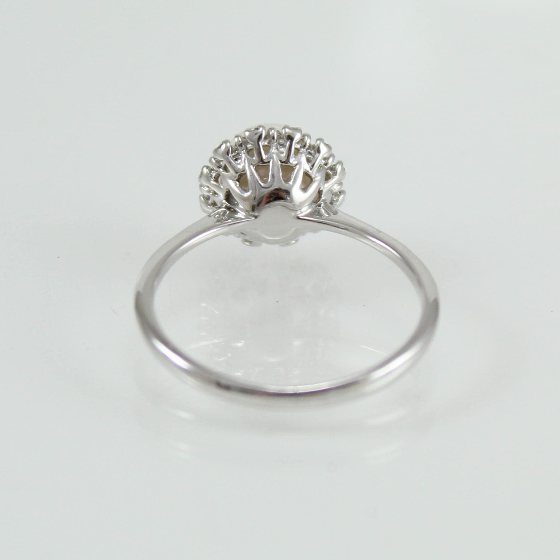 Anello donna oro bianco perla Akoya bianca 7 mm con diamanti Coscia in Anelli Gioielleria Saba - Dolianova, commercioVirtuoso.it