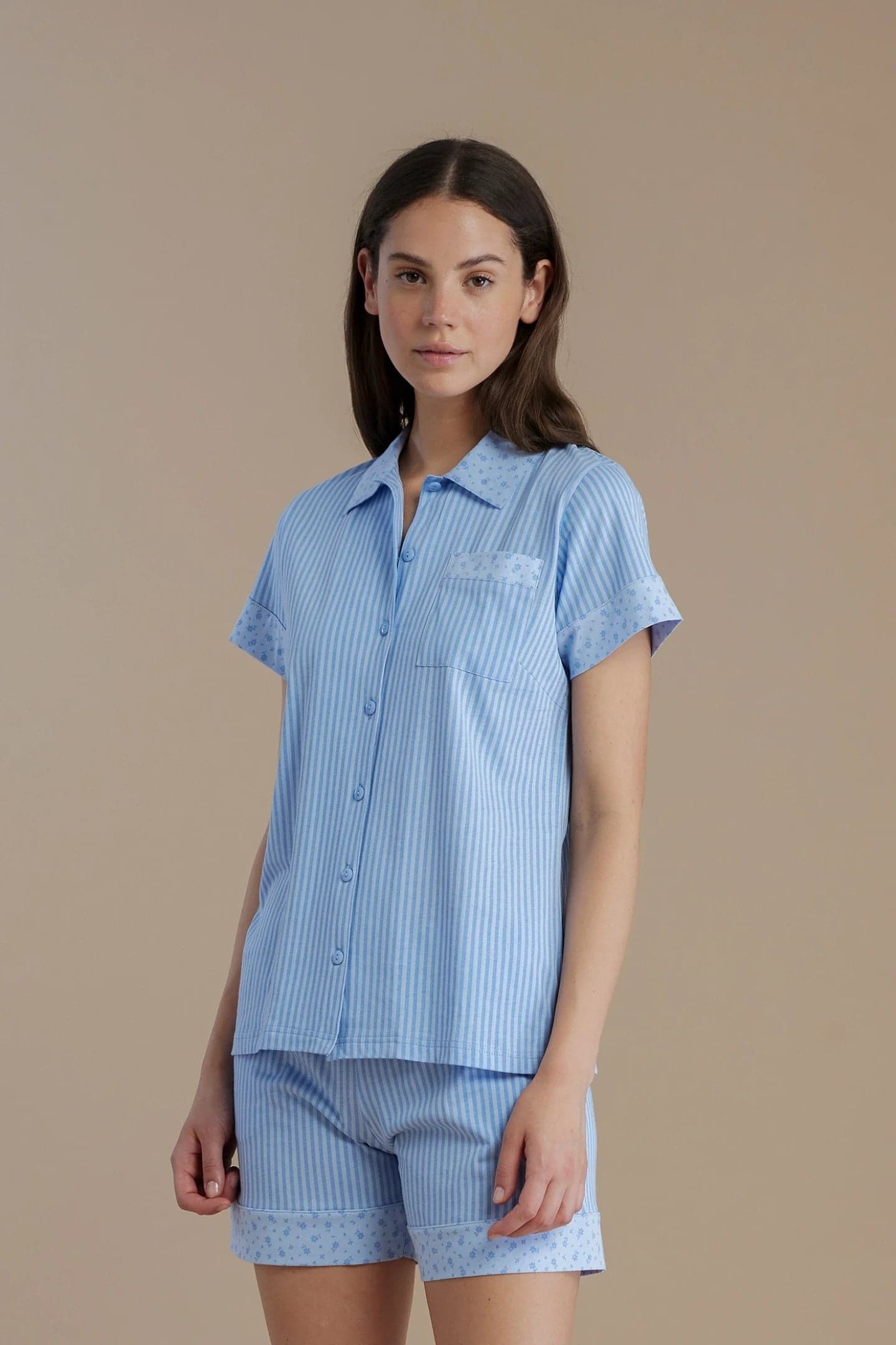 Pigiama donna in cotone con maglia stile camicia e pantalone corto - Noi di notte 9091 in Pigiami due pezzi Falco Biancheria - Parete, commercioVirtuoso.it