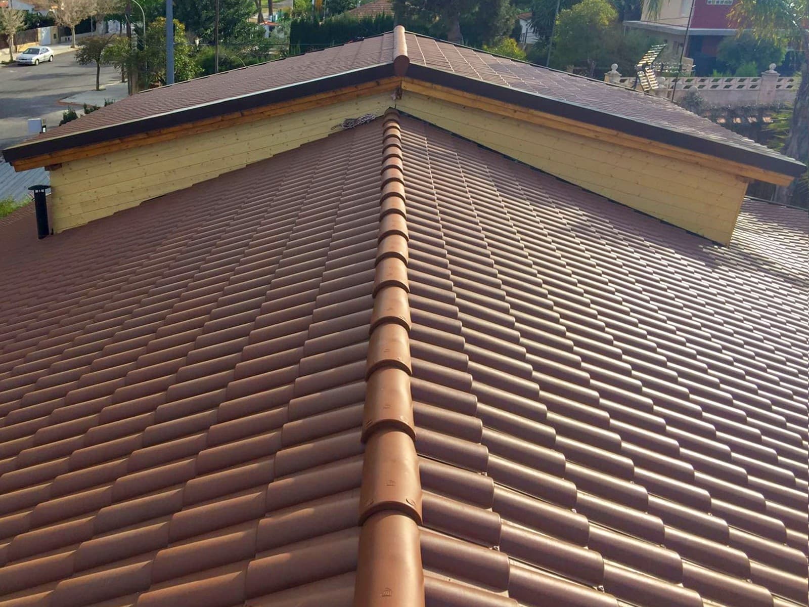 Tegola plastica color terracotta confezione 18 pz / 2 mq in Tegole Bottiglioni - Colle di Val d’Elsa, commercioVirtuoso.it