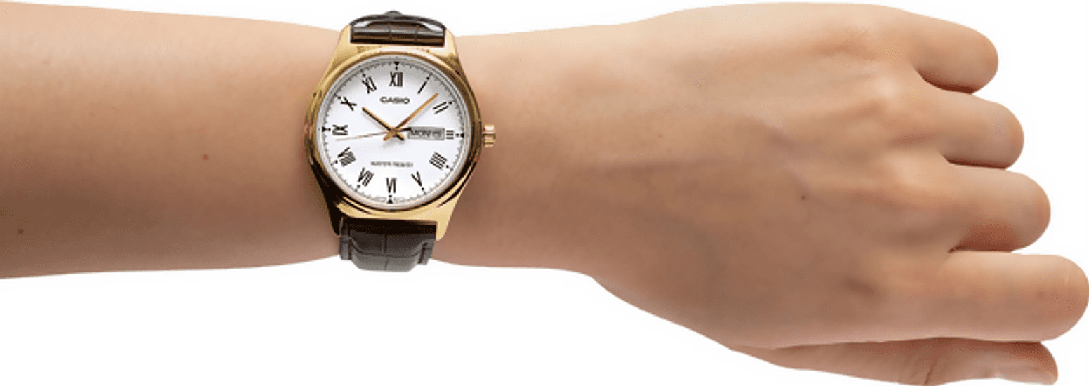 Orologio Casio da uomo, MTP-V006GL-7B, cinturino in pelle marrone, quadrante bianco con segna data e giorno della settimana in Orologi da polso Loweconomy - Marineo, commercioVirtuoso.it