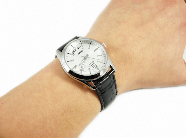 Orologio Casio per uomo, MTP-1370L-7A, cinturino in pelle, movimento al quarzo,quadrnate argento con segna data e giorno della settimana in Orologi da polso Loweconomy - Marineo, commercioVirtuoso.it